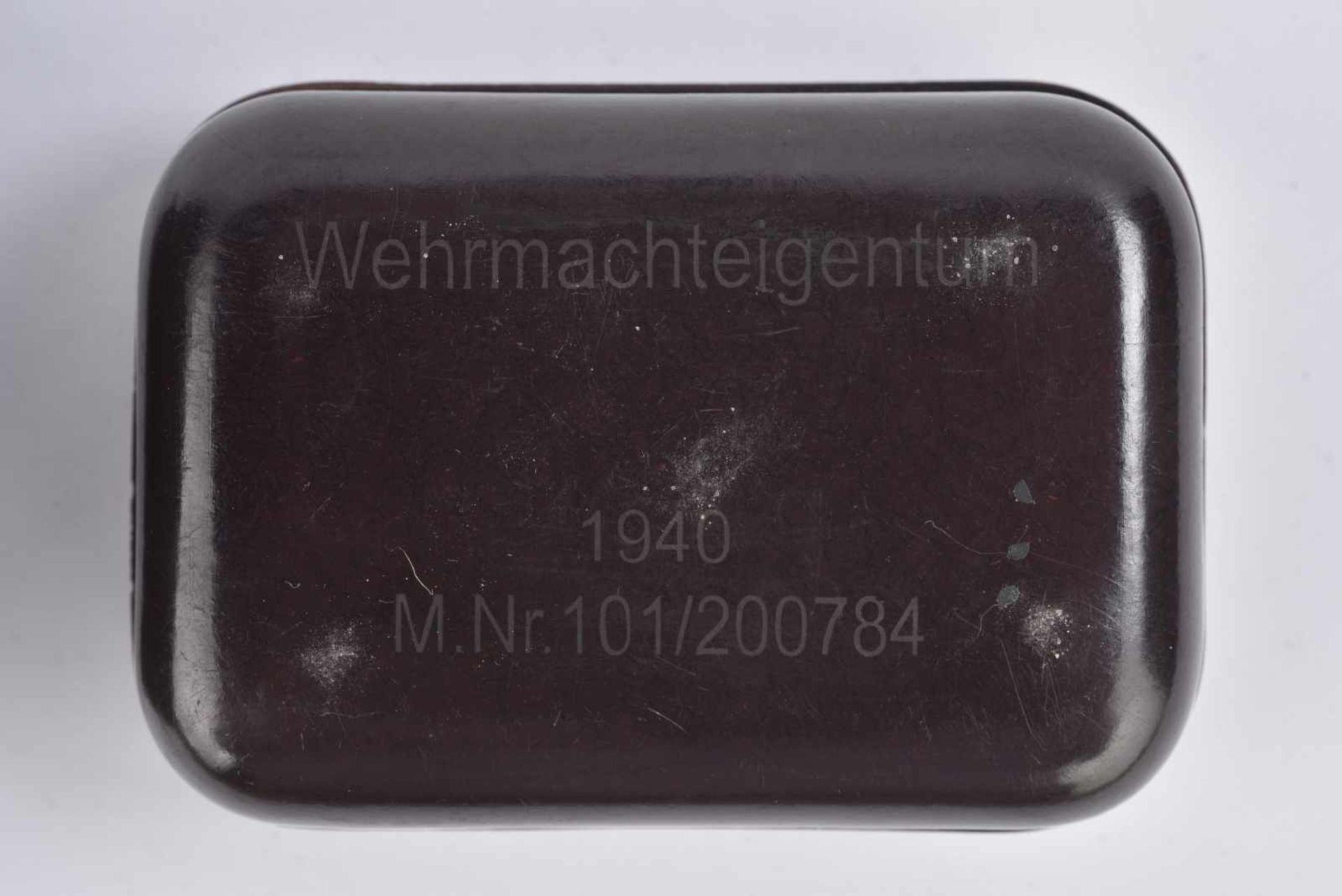 Accessoires du Wehrmacht Eigentum Comprenant un porte savon en bakélite noir, marqué "Seifendose" et - Bild 2 aus 3