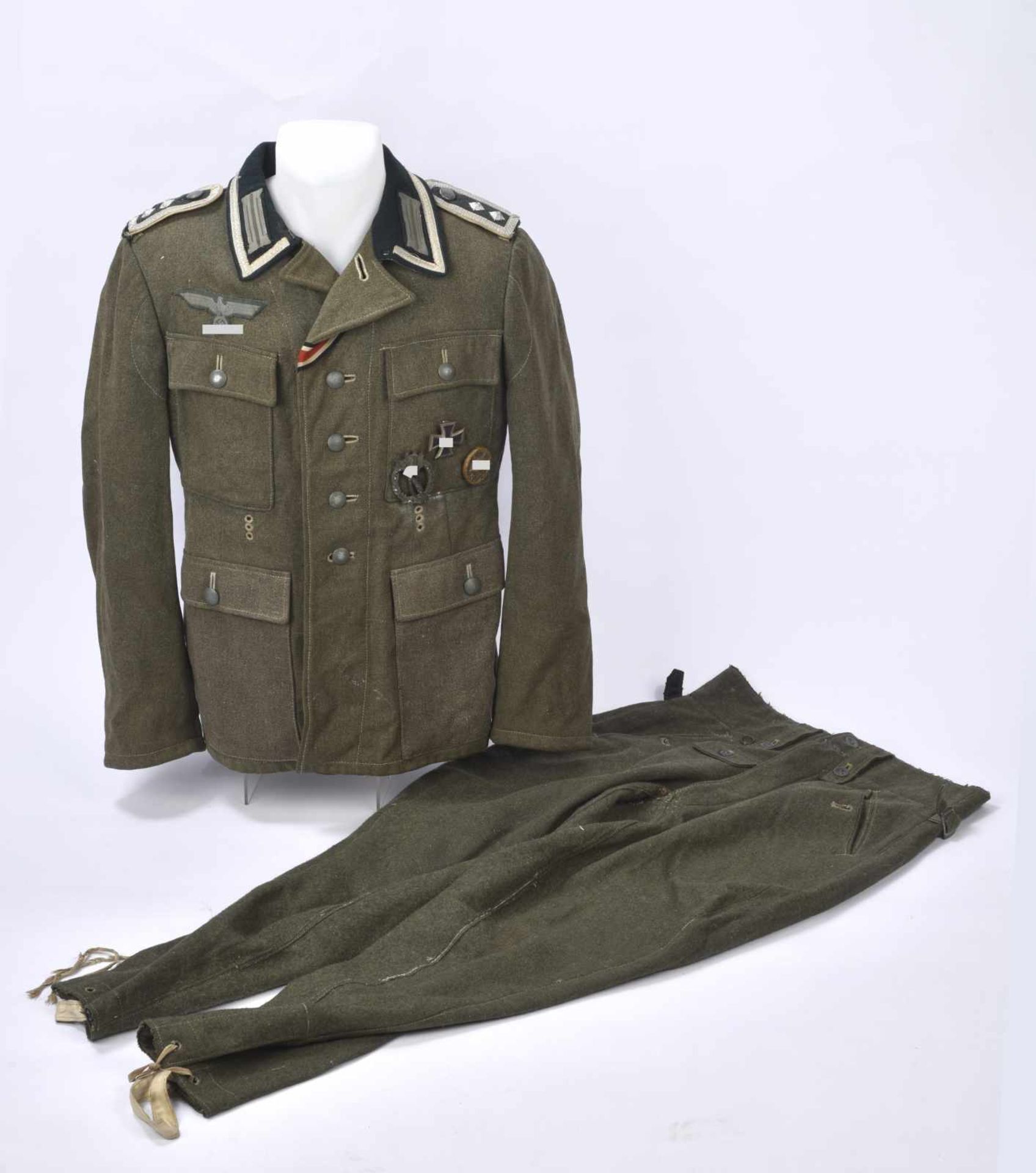 Uniforme de sous-officier dinfanterie Comprenant une vareuse en drap Feldgrau, tous les boutons