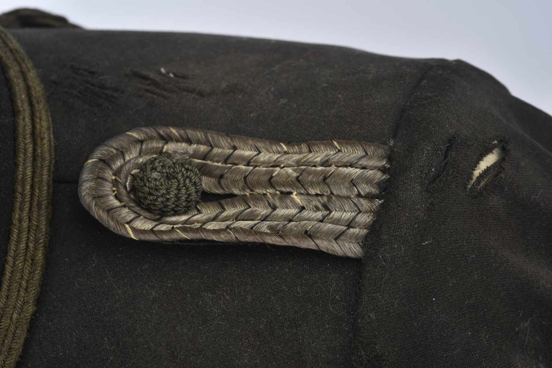 Dolman de Hussard allemand en drap noir, brandebourg à trèfles noirs, épaulettes en fil dargent. - Bild 3 aus 3