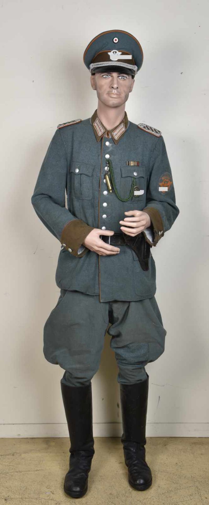 Mannequin d'officier de la Feldgendarmerie de München Comprenant un mannequin complet type Pintus.