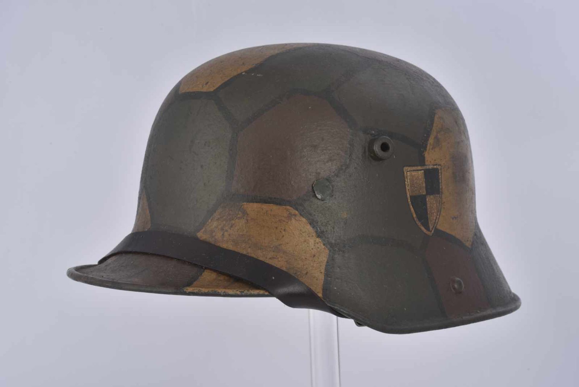 Casque d'acier Stahlhelm Mle16 avec intérieur, modèle camouflé postérieurement. Jugulaire copie.