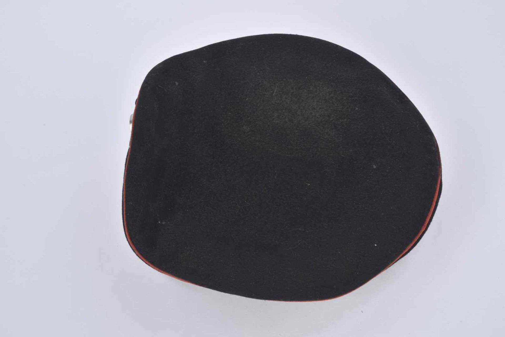 Casquette Schirmmütz bandeau velours noir, drap noir et liseré rouge. Trou de mites. Trous d' - Image 4 of 4