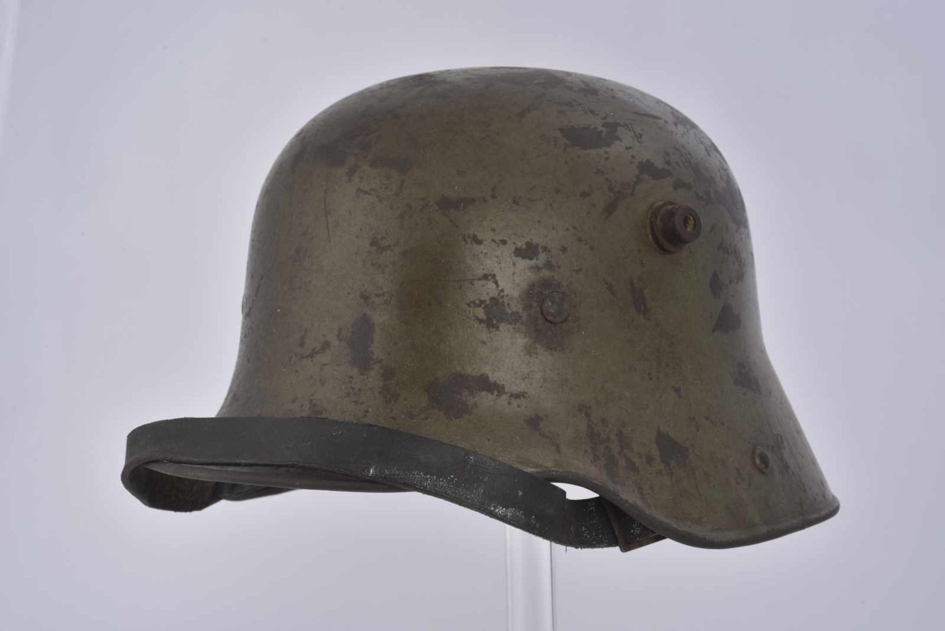 Casque d'acier Stahlhelm Mle16 avec son intérieur, peinture verte feldgrau (50%). A.B.E. Etat II