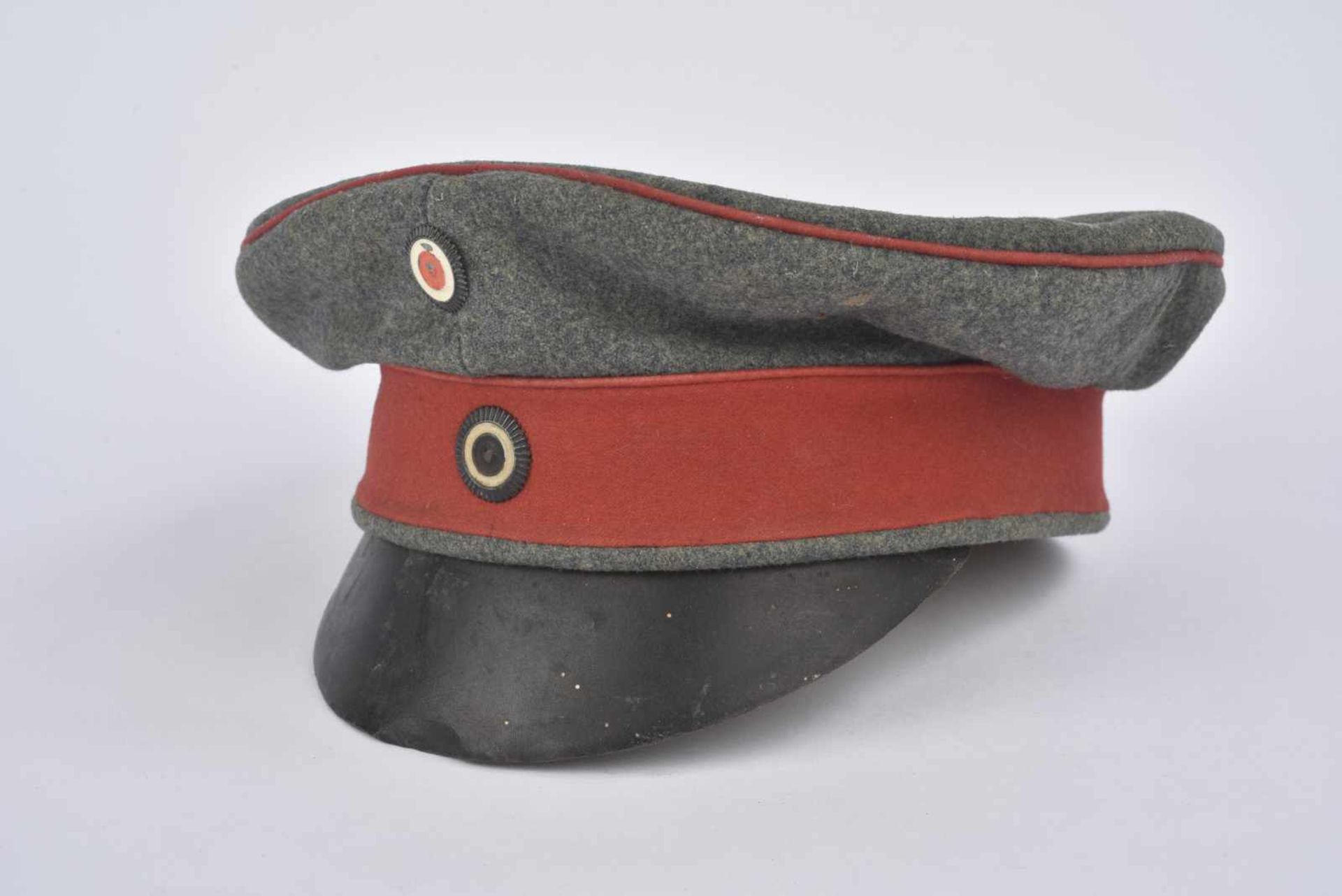 Casquette Schirmmütze prussien felgrau bandeau rouge , cocardes. Intérieur décousu. Etat II