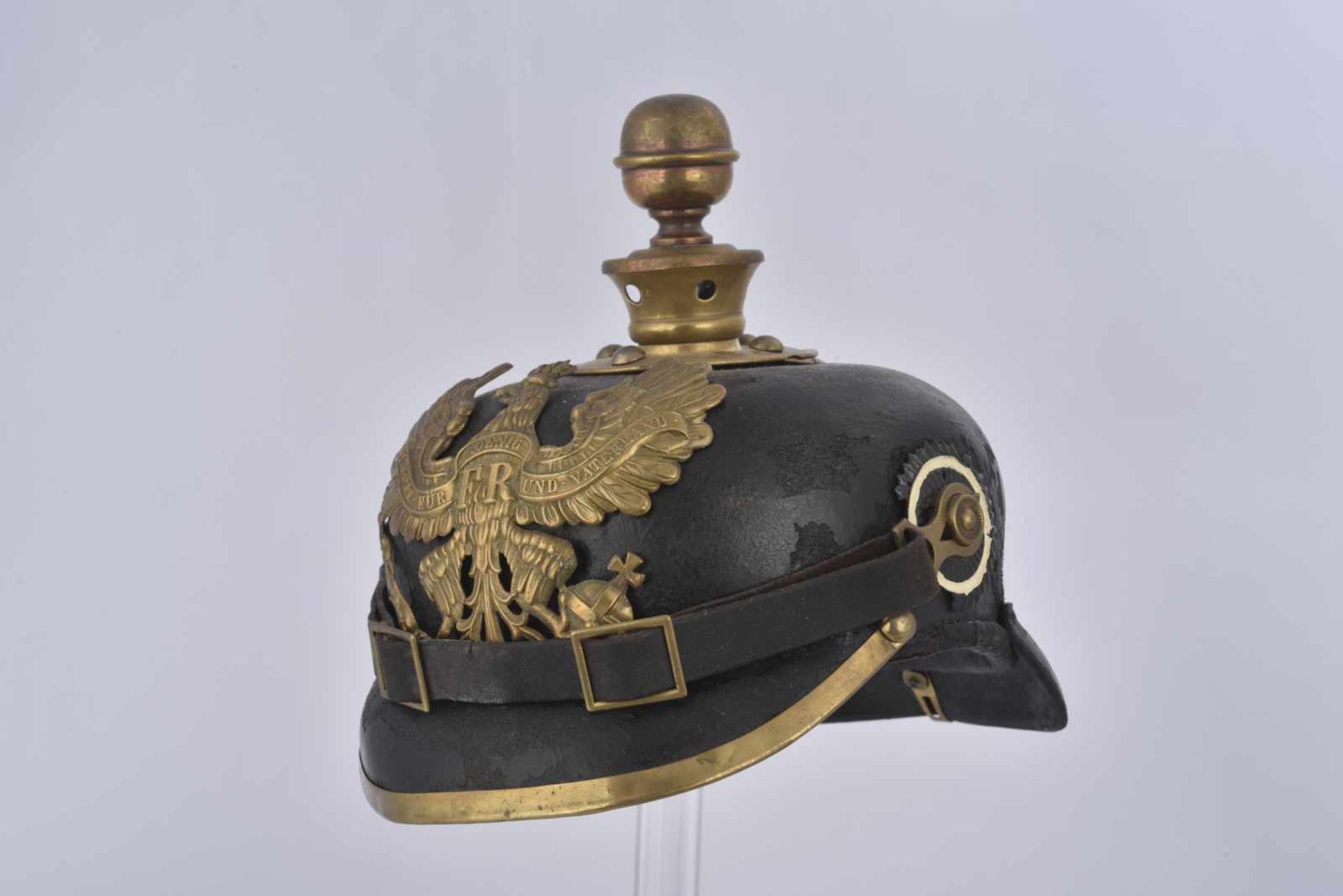 Casque à pointe Mle95 dartilleur prussien Jugulaire et cocardes postérieurs, cuir graissé, bombe