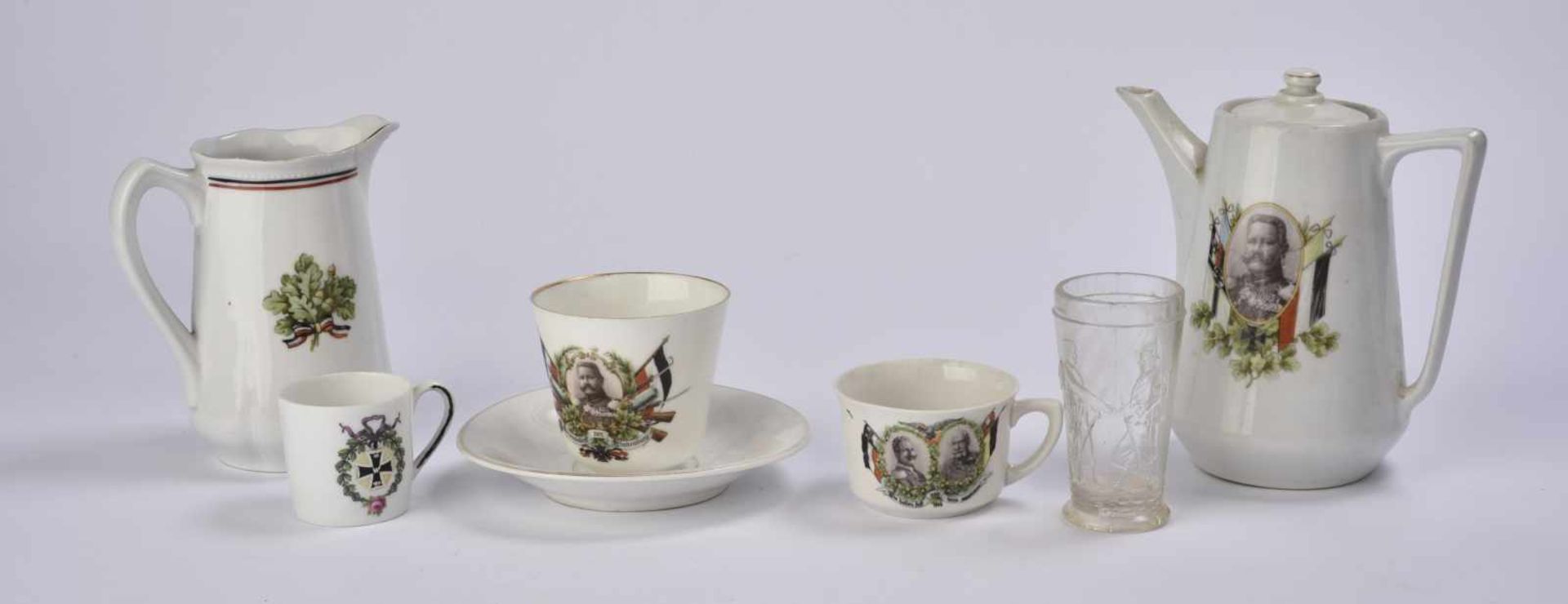 Ensemble de vaisselle 2 verseuses en porcelaine, 3 tasses et un verre Une verseuse à l'effigie de