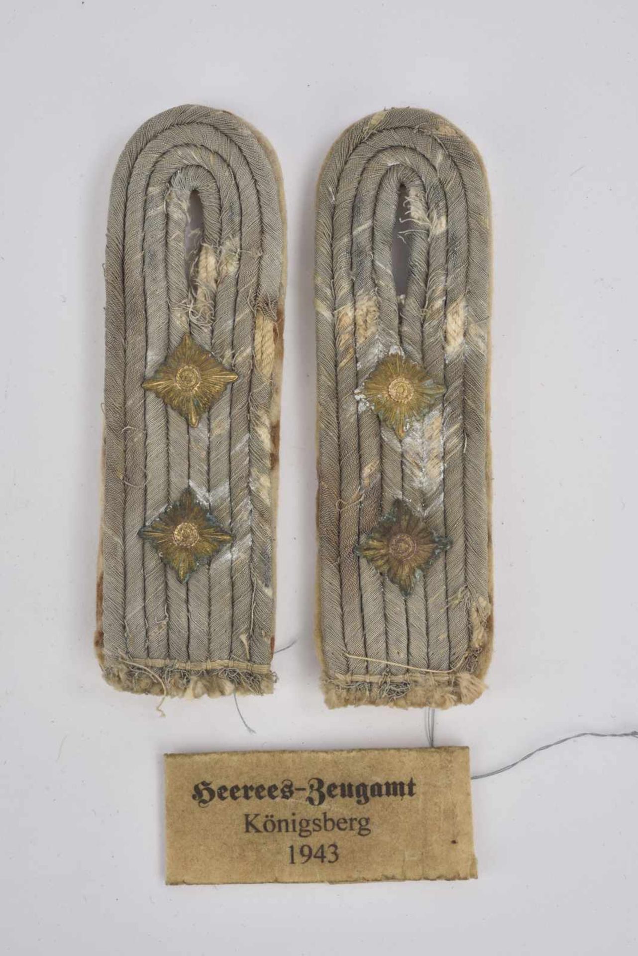 Pattes d'épaule de Hauptmann de l'infanterie Paire de patte d'épaule de Hauptmann de l'infanterie,