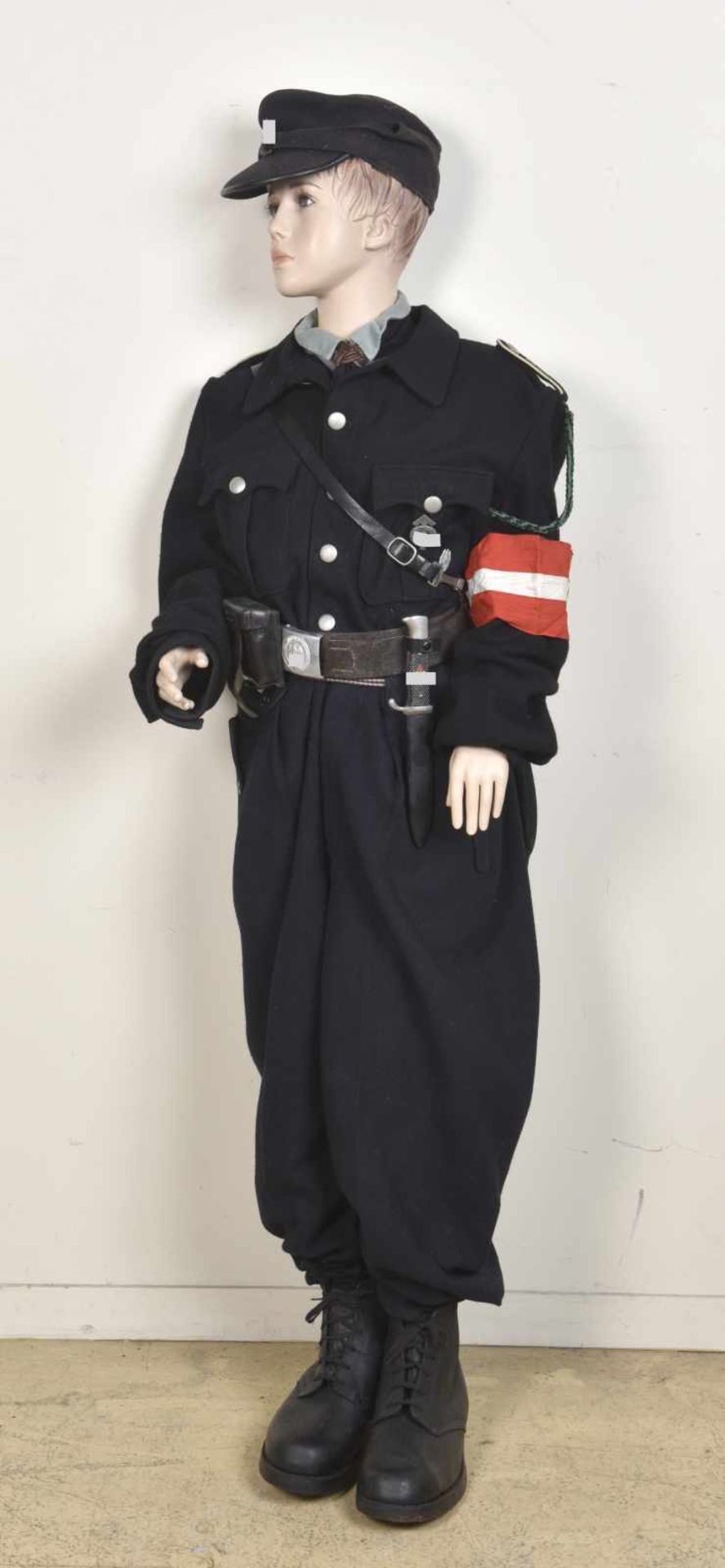 Reproduction muséale de mannequin de la Hitlerjugend Comprenant une chemise civile, un nud de