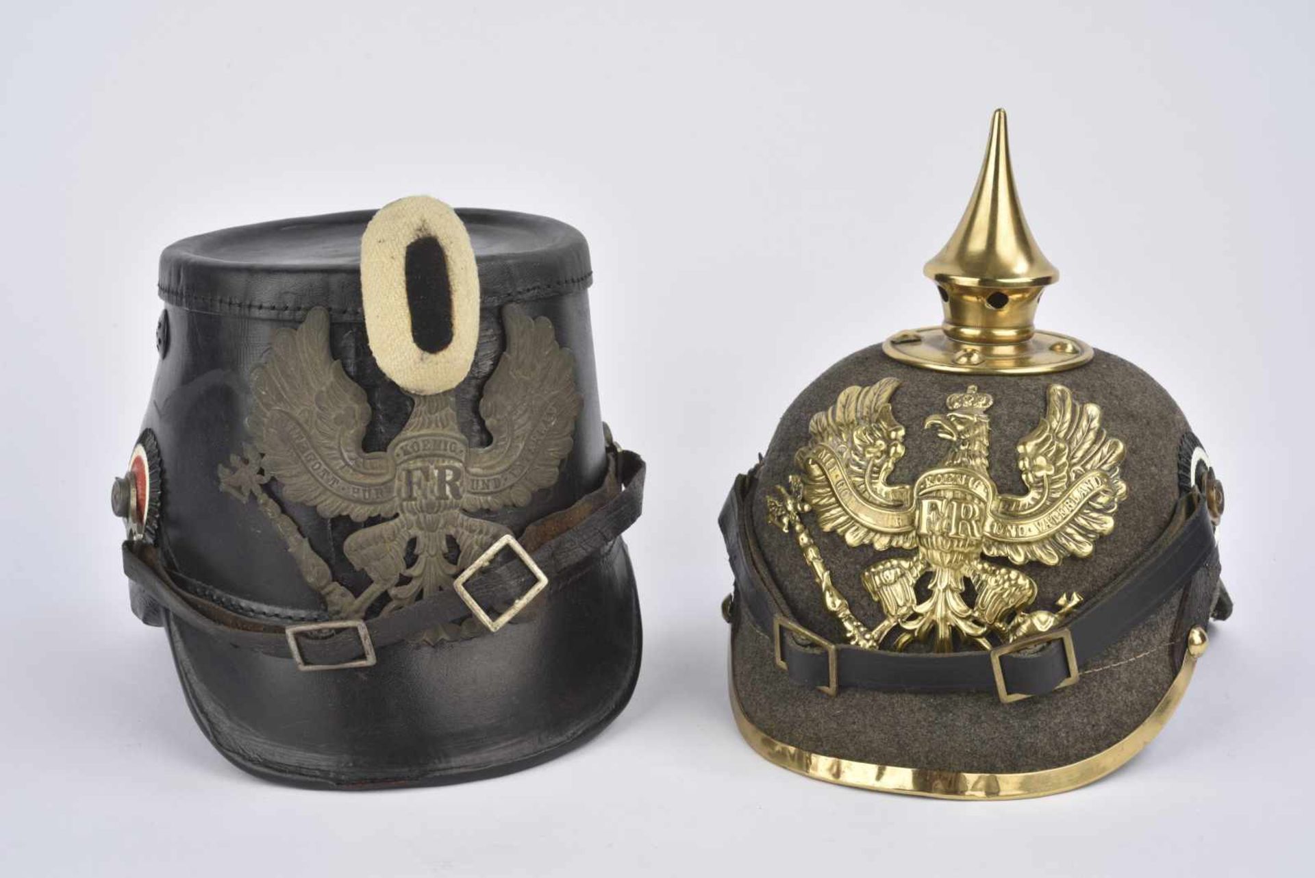 Reproductions muséale de coiffures allemandes Reproduction dun shako prussien et un casque à pointe