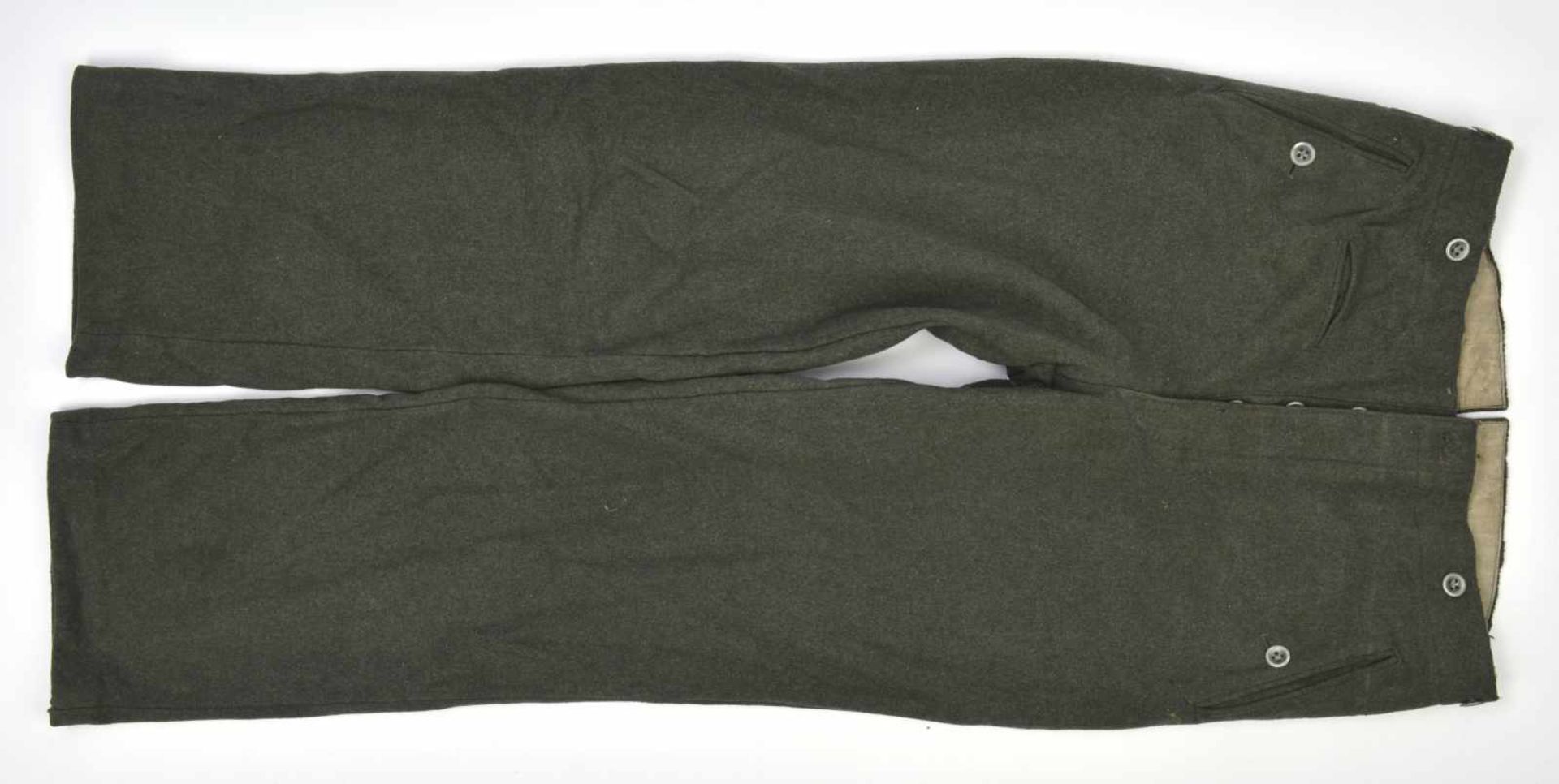 Pantalon droit de la Heer En drap Feldgrau, la majorité des boutons sont présents. Intérieur