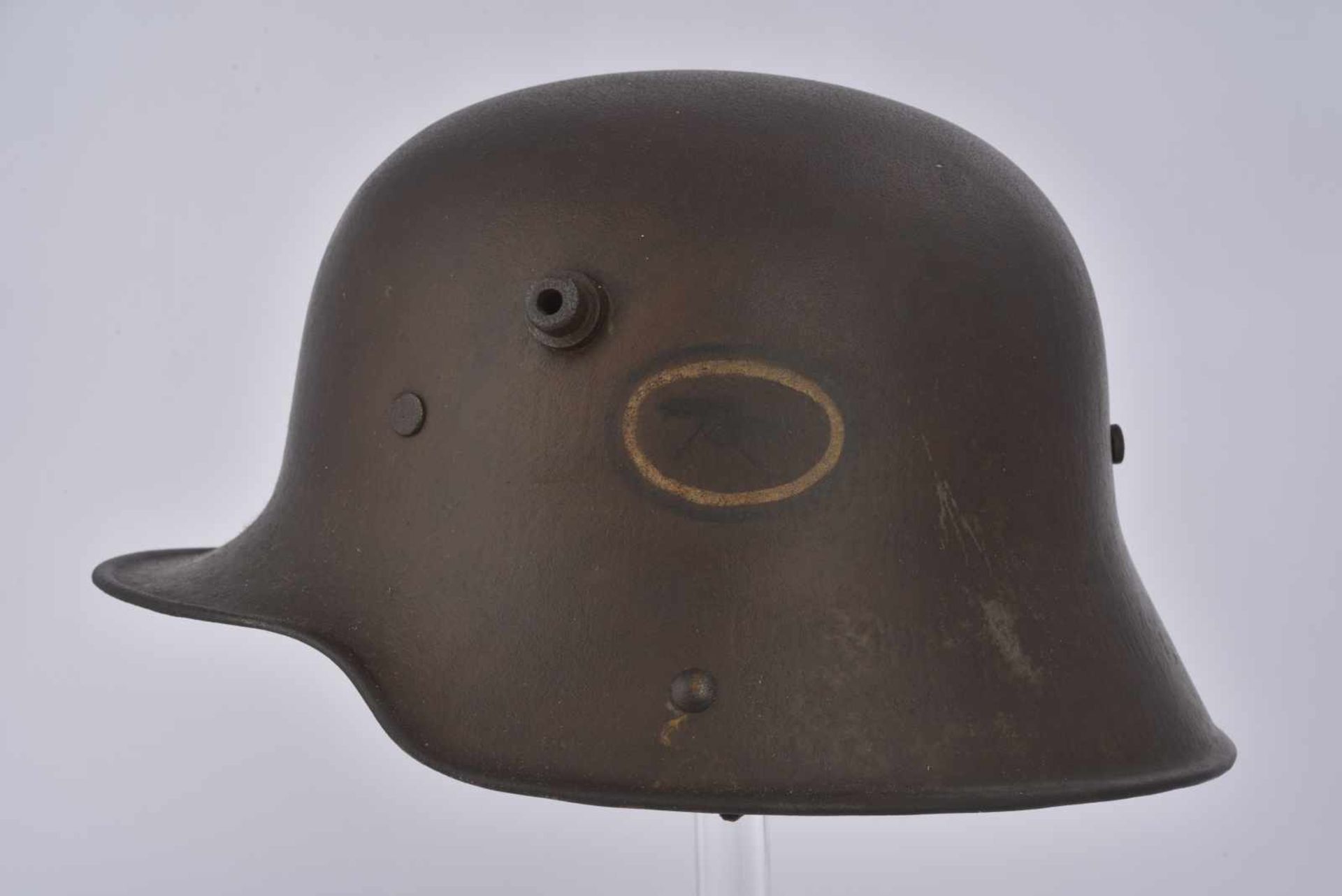 Coque de casque d'acier Stahlhelm Mle16 avec insigne de mitrailleur sur le côté, rapporté