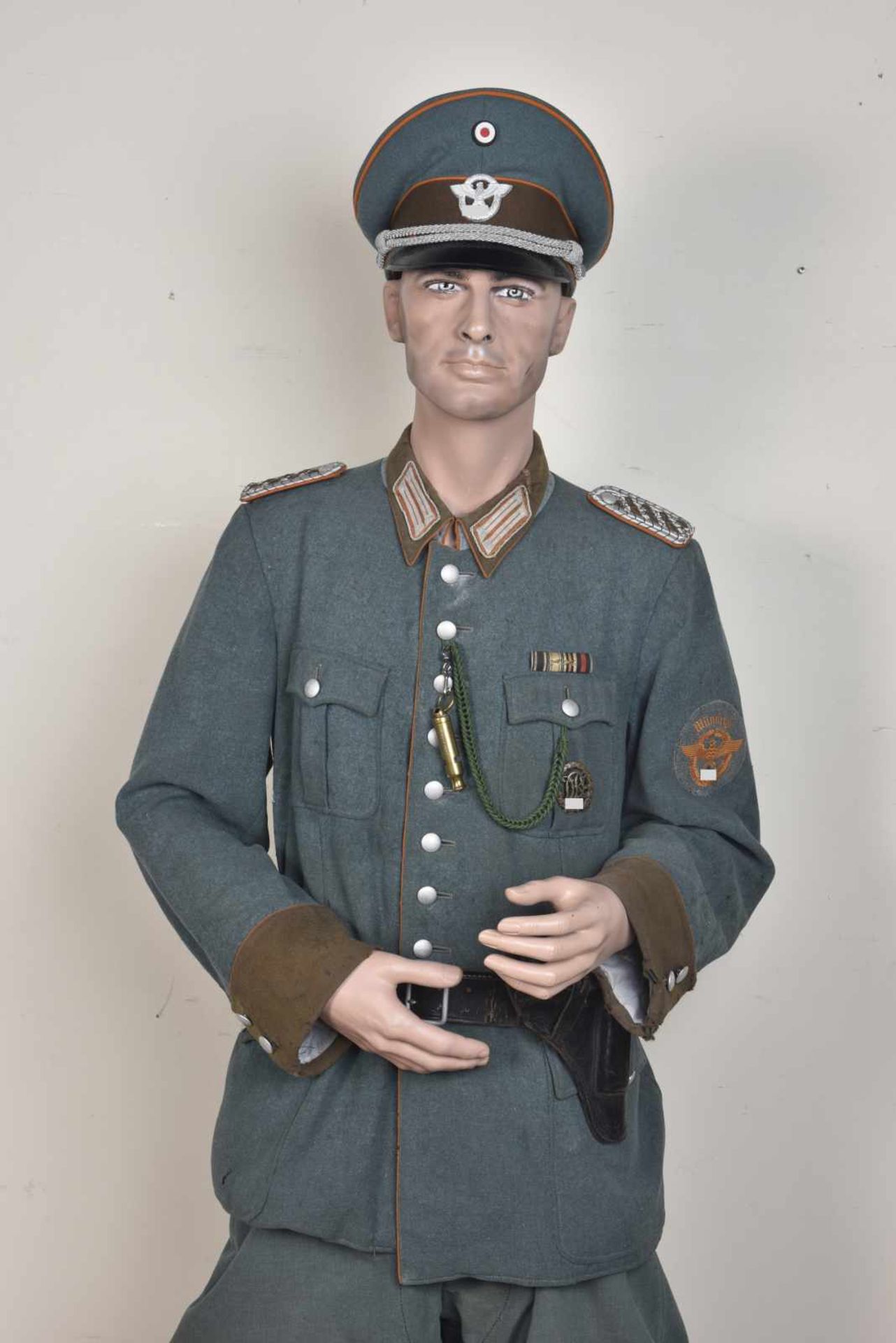 Mannequin d'officier de la Feldgendarmerie de München Comprenant un mannequin complet type Pintus. - Bild 2 aus 3