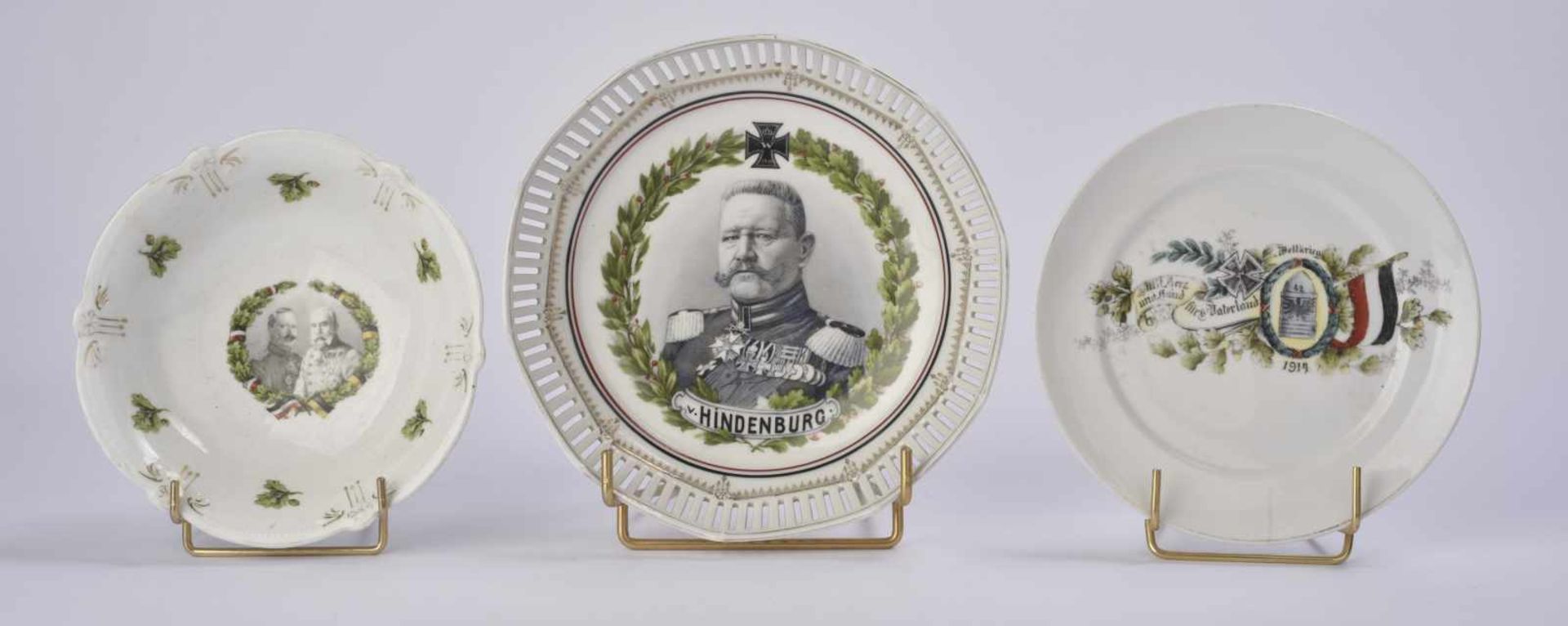 Plats en porcelaine 3 plats en porcelaine dont un à l'effigie de Hindenburg. Etat II