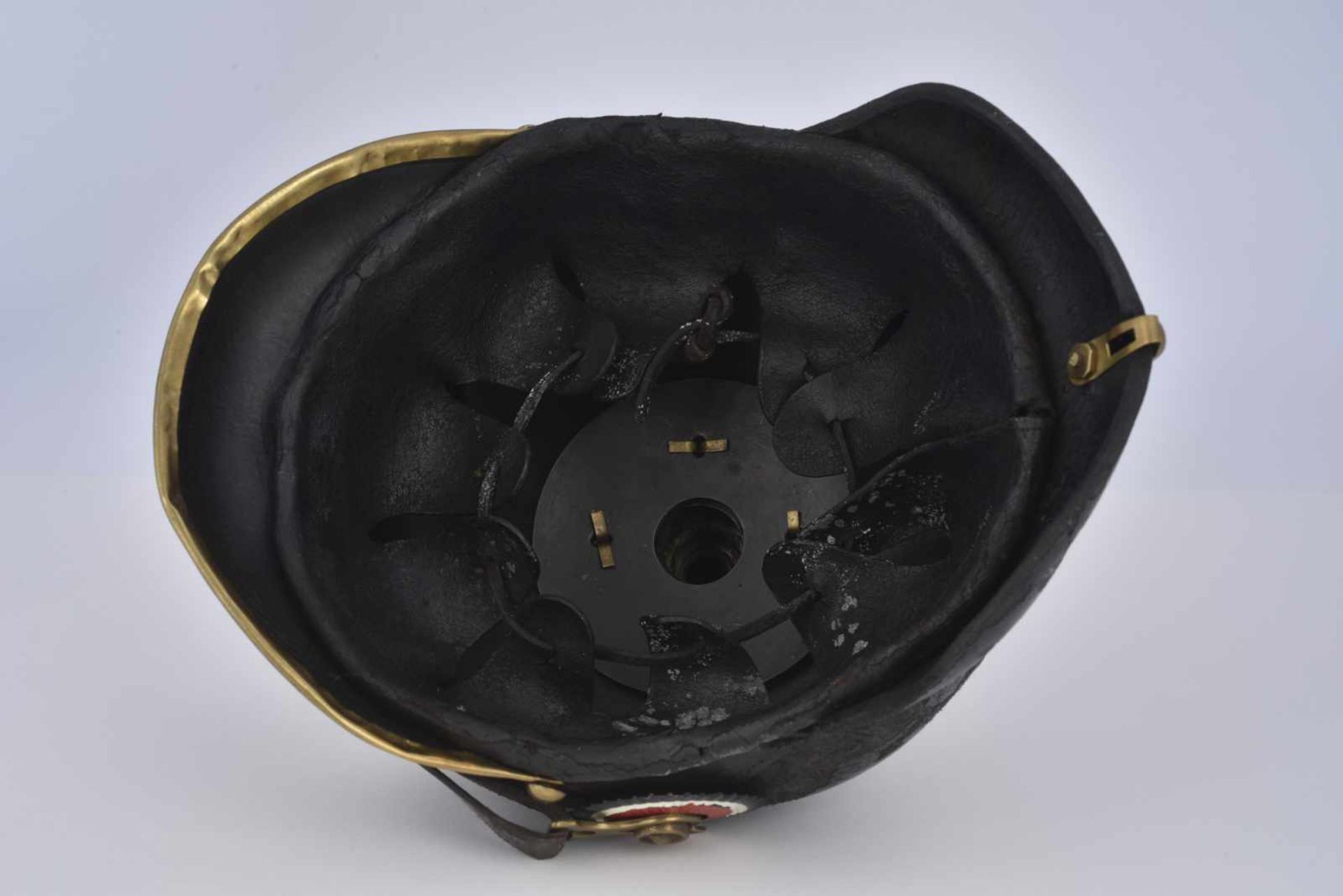Casque à pointe Mle95 dartilleur prussien Jugulaire et cocardes postérieurs, cuir graissé, bombe - Image 3 of 4