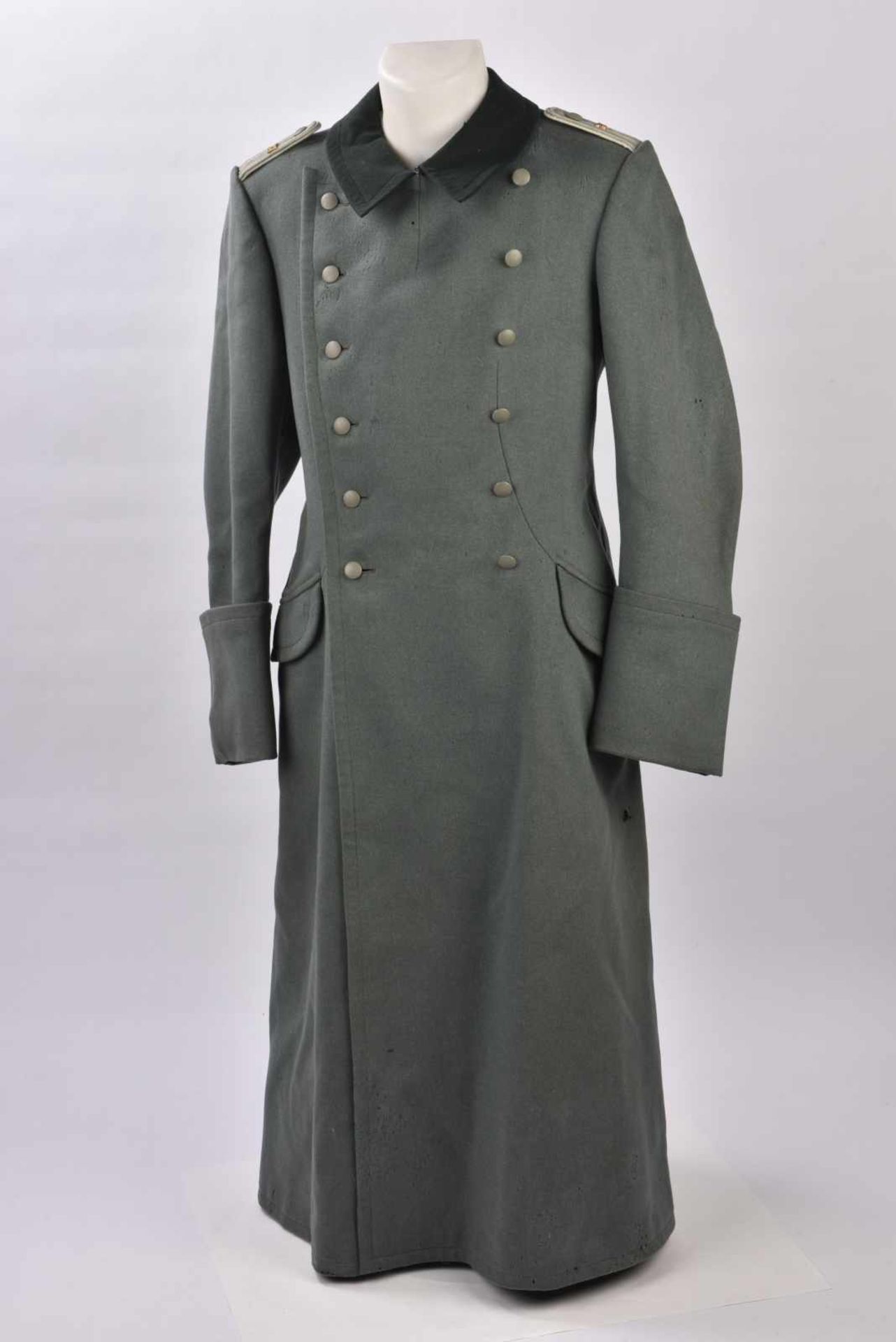 Manteau de Leutnant du 37èrme Régiment d'infanterie En drap Feldgrau, la majorité des boutons sont