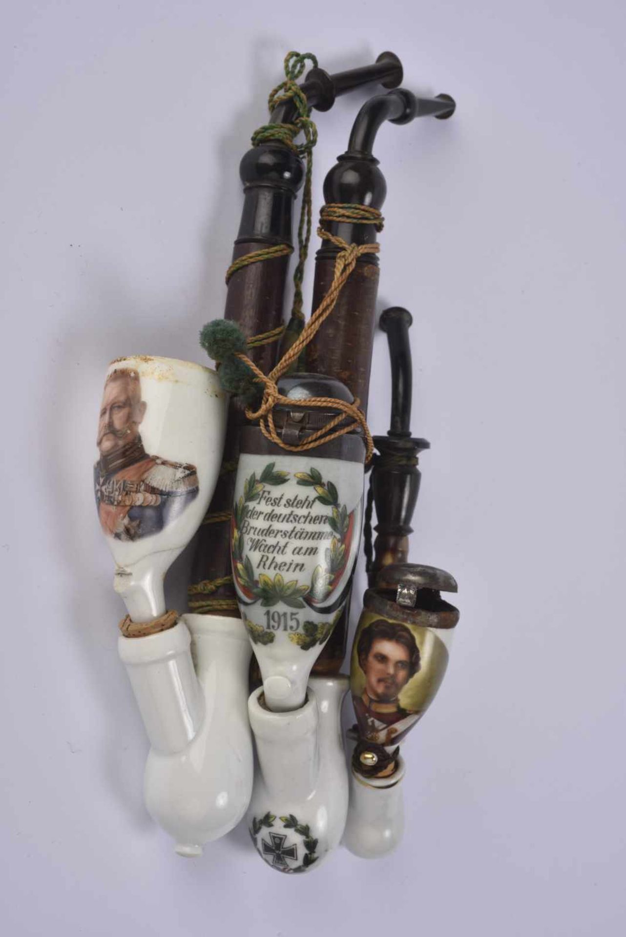 Pipes de réservistes 3 pipes en porcelaine  Une à l'effigie de Hindenburg, Louis II de Bavière et