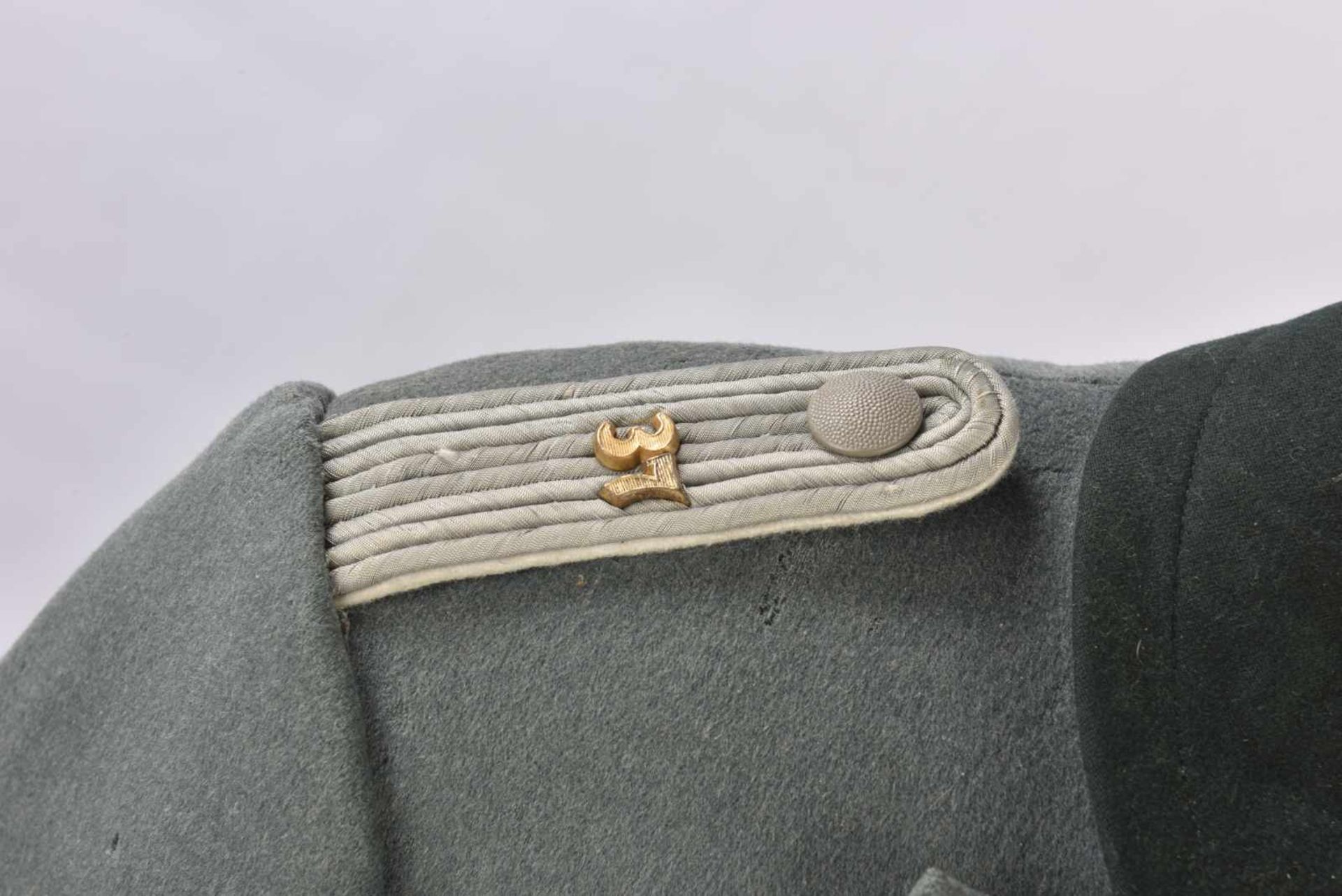 Manteau de Leutnant du 37èrme Régiment d'infanterie En drap Feldgrau, la majorité des boutons sont - Bild 2 aus 4