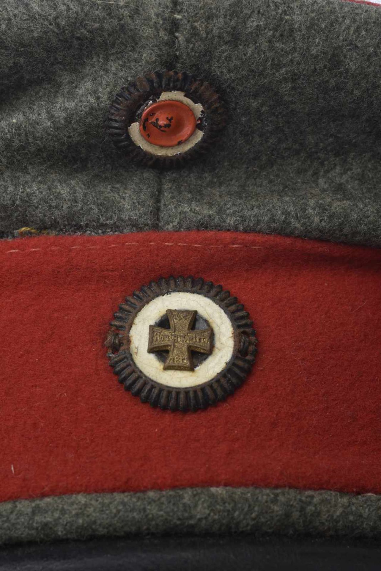 Casquette Schirmmütze de réserviste felgrau bandeau rouge, cocarde à la croix de fer. Etat II - Image 2 of 4