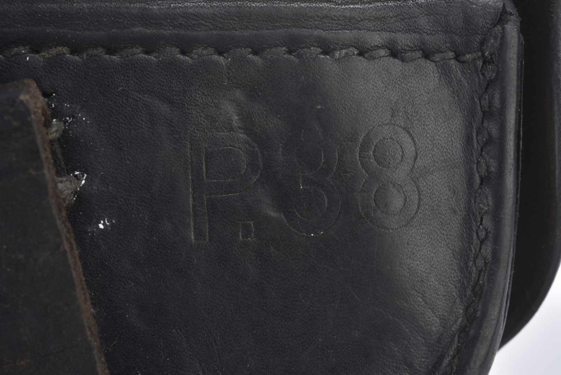 Etui de pistolet P38 En cuir noir, marquages "P38" au dos. Aigle du Waffenamt 101. A noter de - Bild 3 aus 4