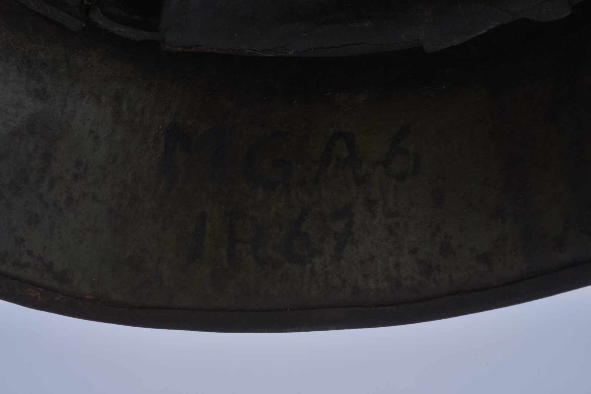 Coque de casque d'acier Stahlhelm Mle16 avec insigne de mitrailleur sur le côté, rapporté - Bild 3 aus 4