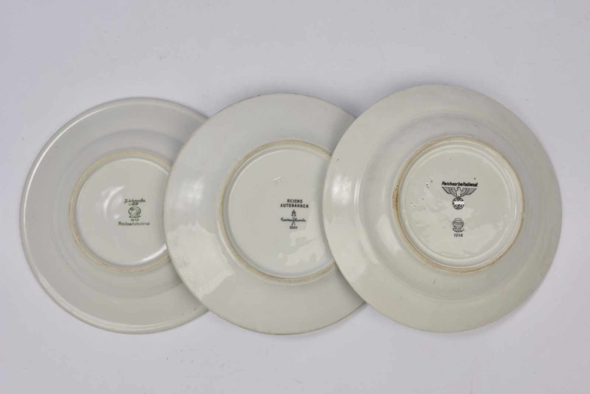 Ensemble d'assiettes du RAD Comprenant une assiette en porcelaine blanche "Reichsautobahnen", - Bild 2 aus 2