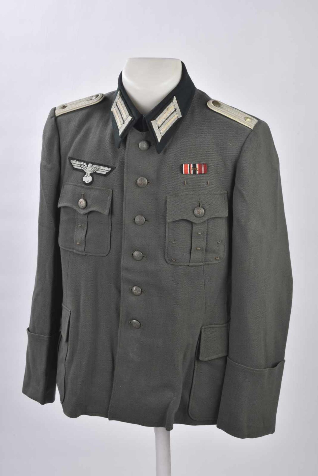 Vareuse d'Oberleutnant de l'infanterieEn gabardine grise type italienne, tous les boutons sont