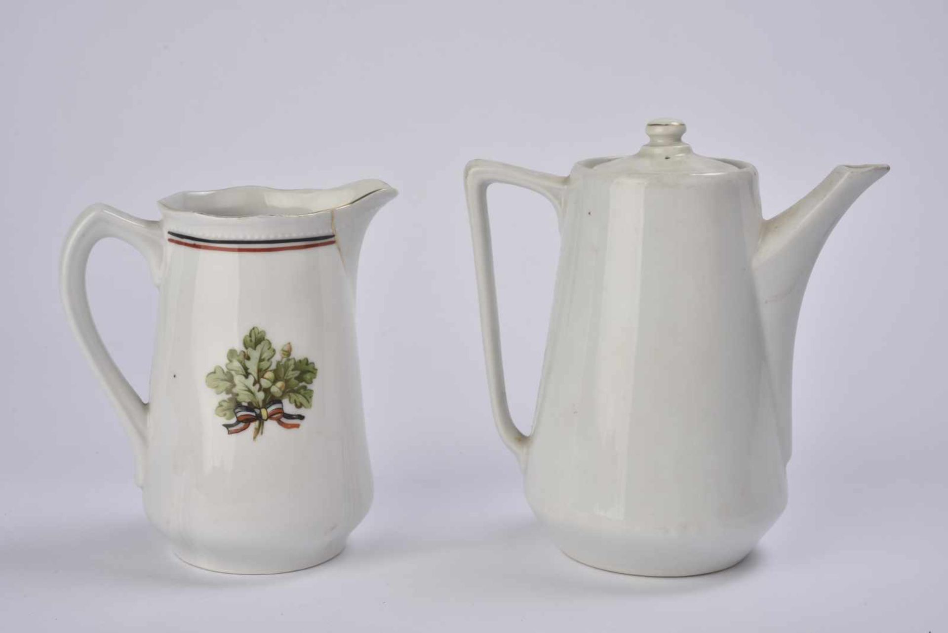 Ensemble de vaisselle 2 verseuses en porcelaine, 3 tasses et un verre Une verseuse à l'effigie de - Bild 2 aus 4