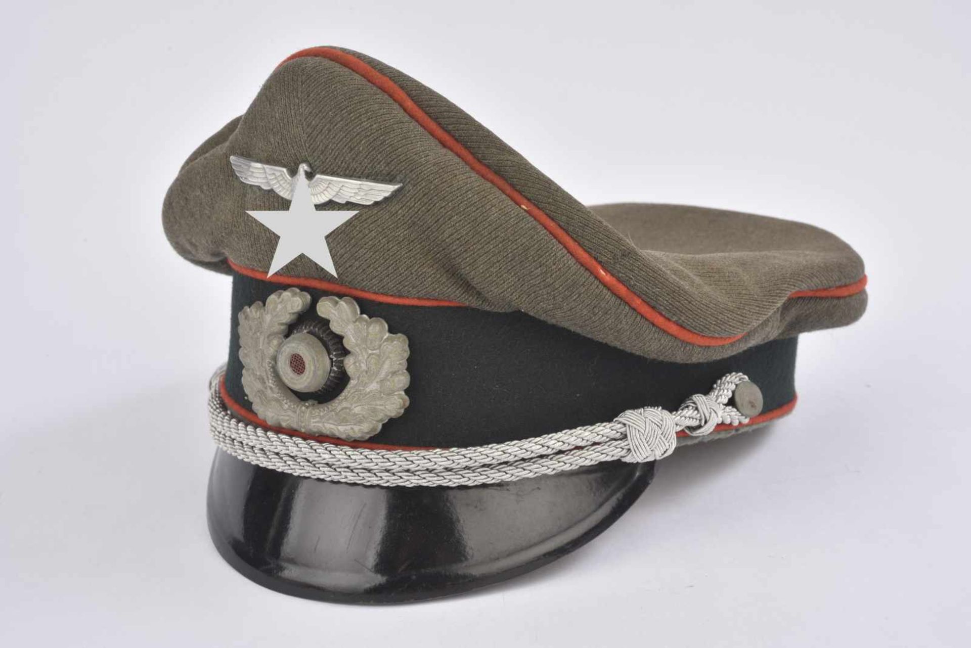 Casquette d'officier d'artillerie En gabardine Feldgrau, triple liseré rouge de l'artillerie. Fausse