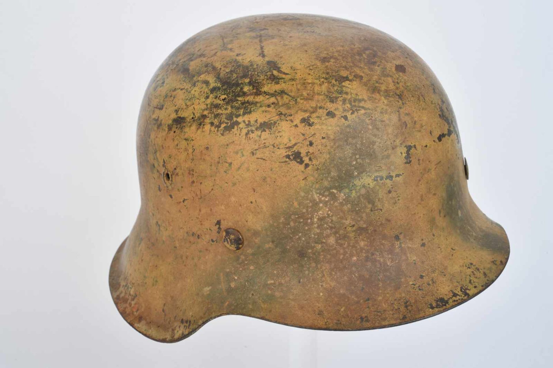 Casque camouflé de la Heer Casque modèle 42, marquages fabricant illisibles, numéro « 17 C » dans la