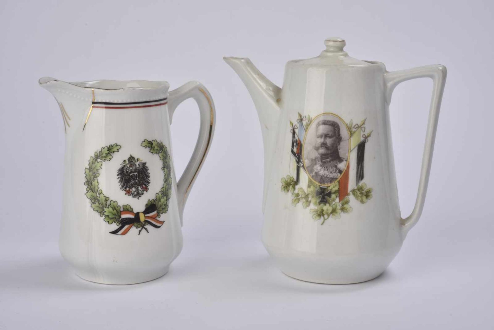 Ensemble de vaisselle 2 verseuses en porcelaine, 3 tasses et un verre Une verseuse à l'effigie de - Bild 3 aus 4