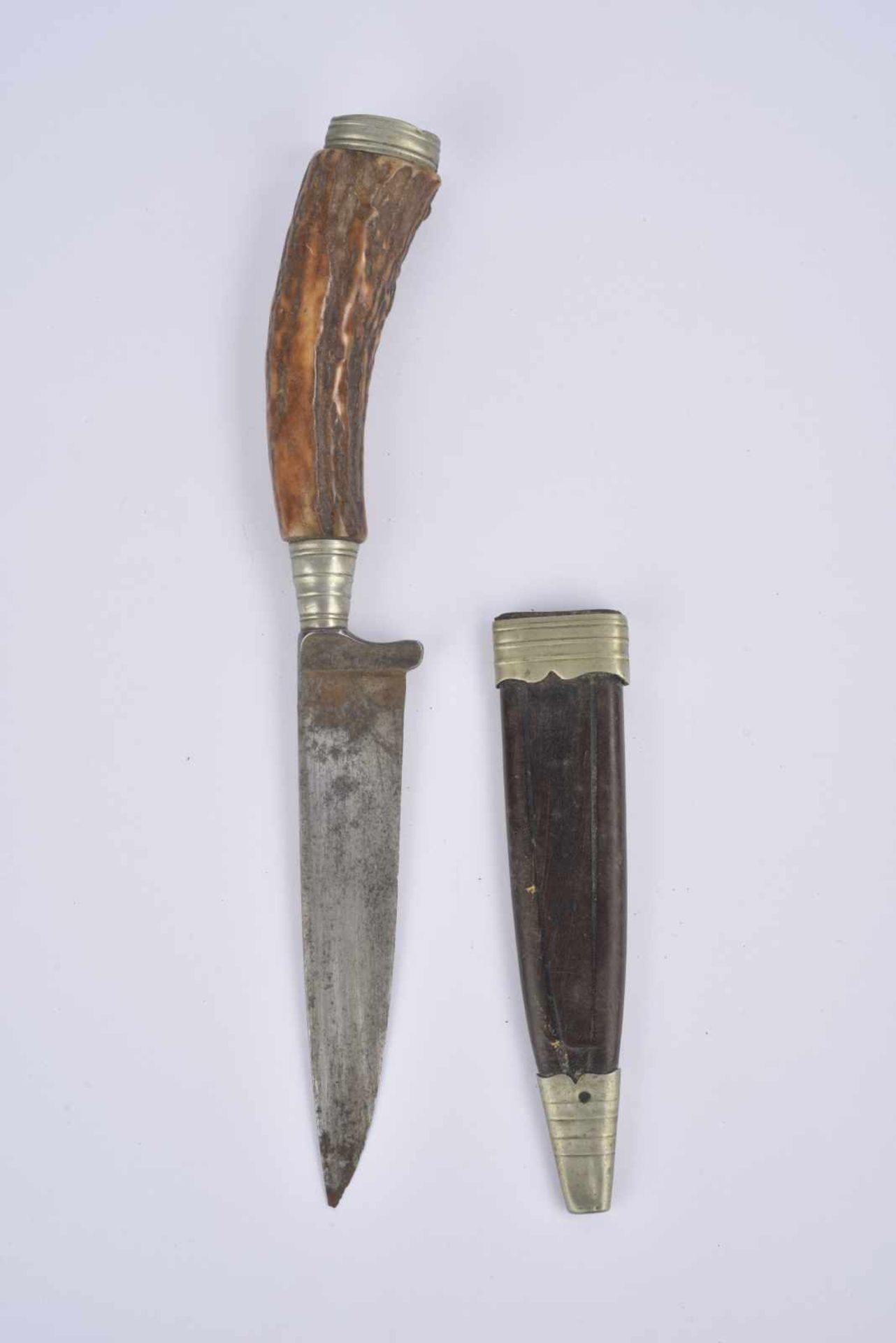 Couteau de botte allemand de chasse Poignée en bois de cervidé, fourreau de cuir à deux garnitures