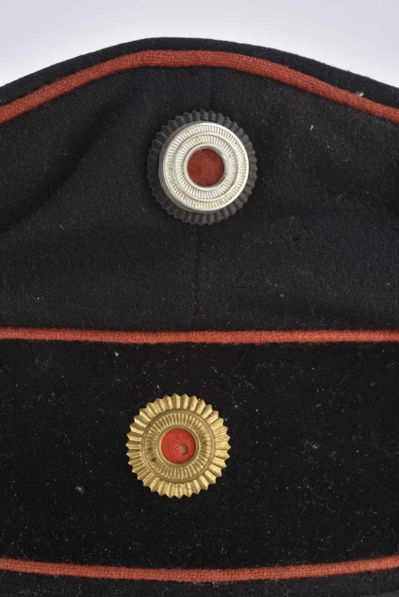 Casquette Schirmmütz bandeau velours noir, drap noir et liseré rouge. Trou de mites. Trous d' - Image 3 of 4