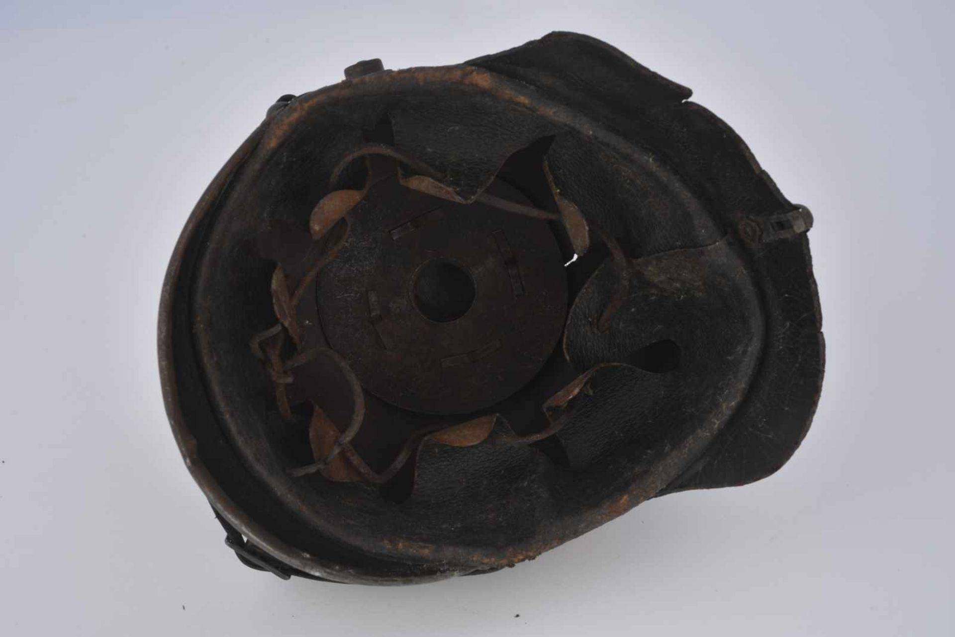 Casque à pointe de linfanterie prussienne Mle 15 Bombe écrasée, jugulaires postérieures. Etat II - Bild 2 aus 4