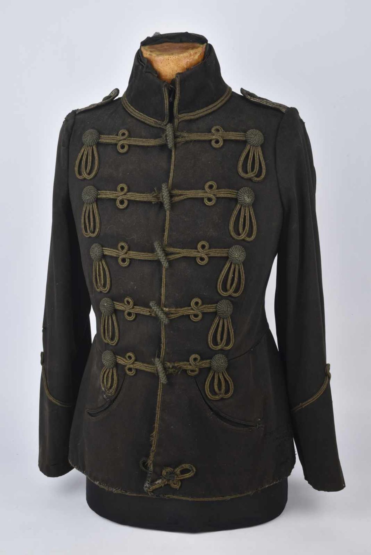 Dolman de Hussard allemand en drap noir, brandebourg à trèfles noirs, épaulettes en fil dargent.