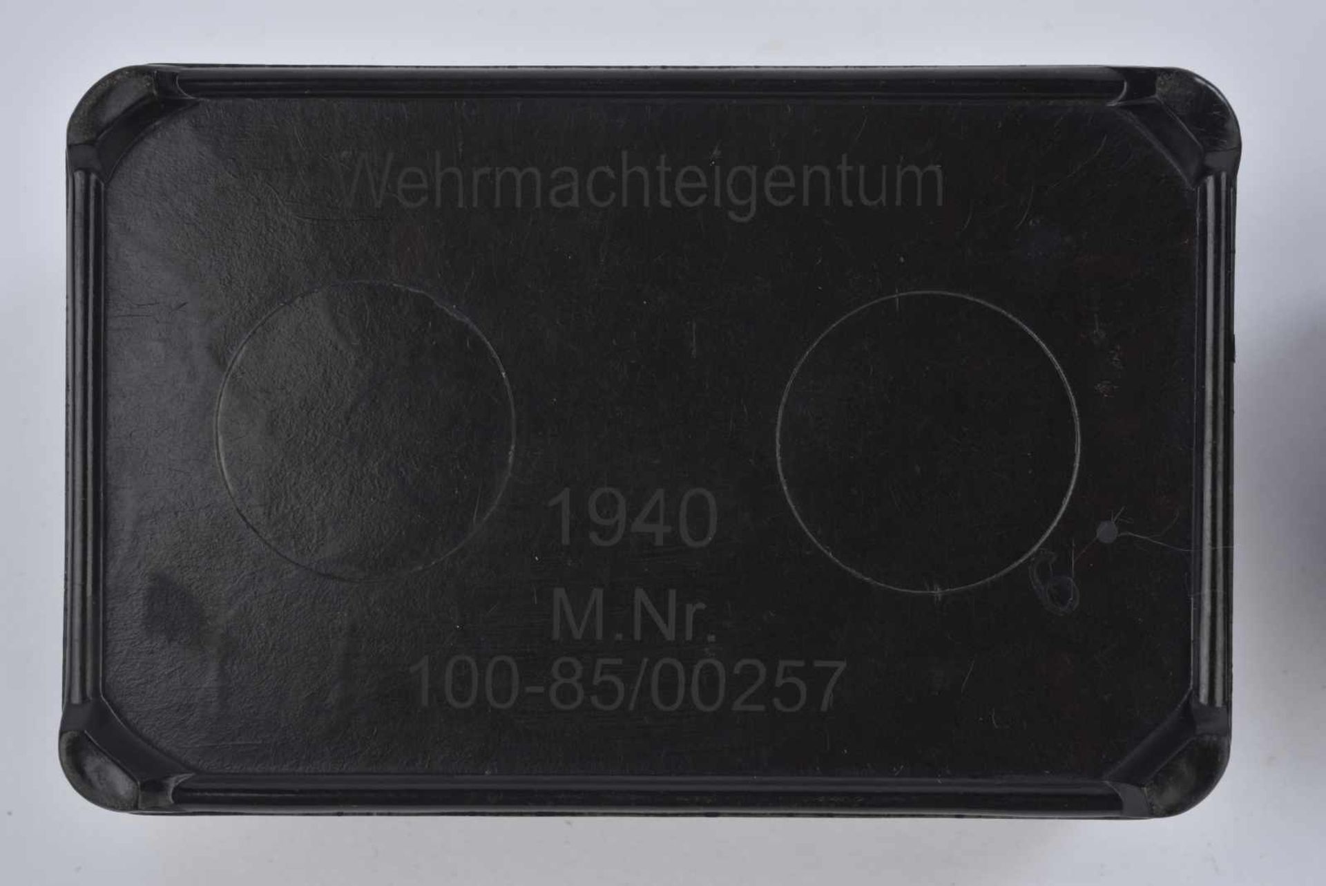 Accessoires du Wehrmacht Eigentum Comprenant un porte savon en bakélite noir, marqué "Seifendose" et - Bild 3 aus 3