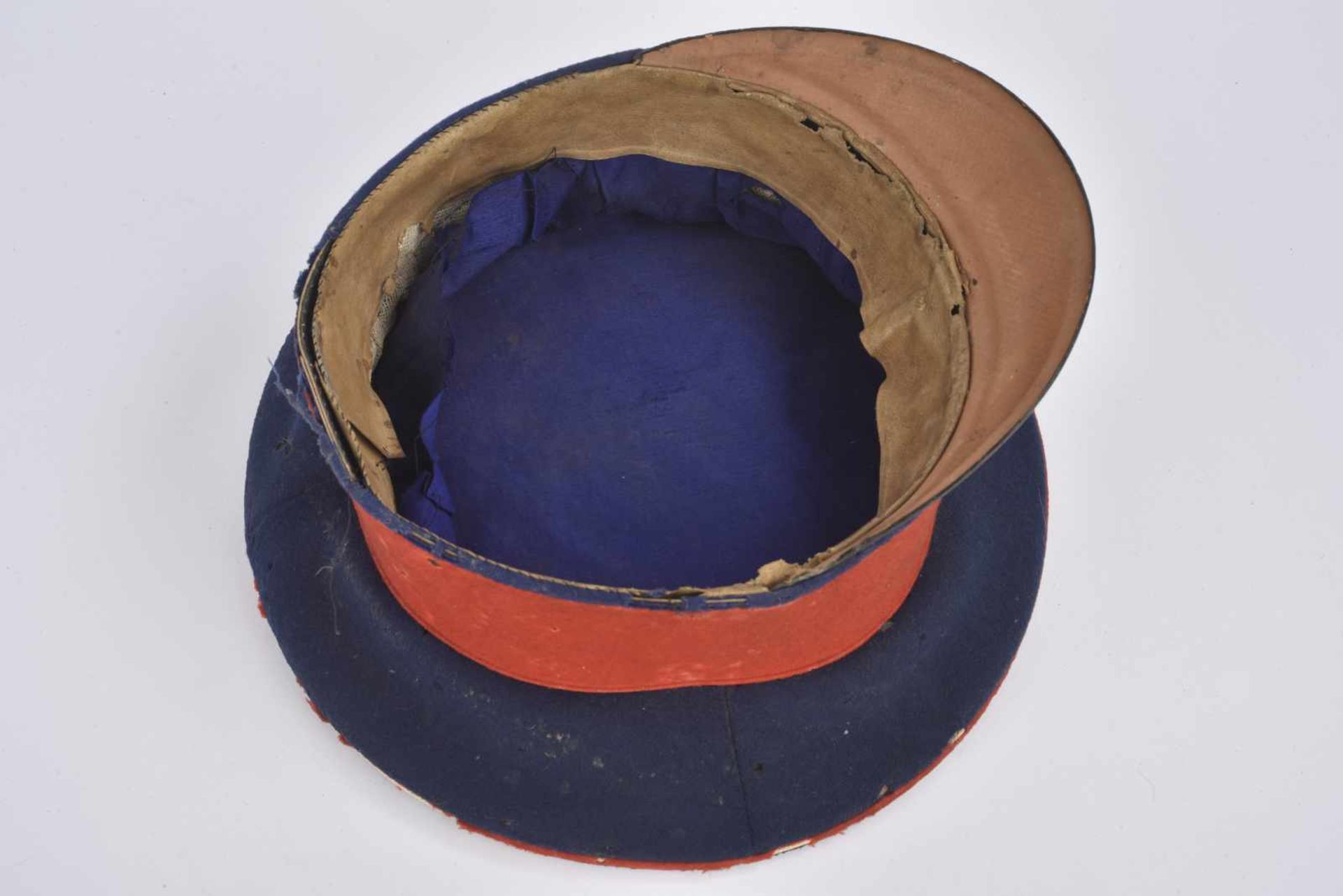 Casquette Schirmmütze de sous-officier bavarois Bandeau rouge, coiffe bleue, liseré rouge, trous - Bild 3 aus 4