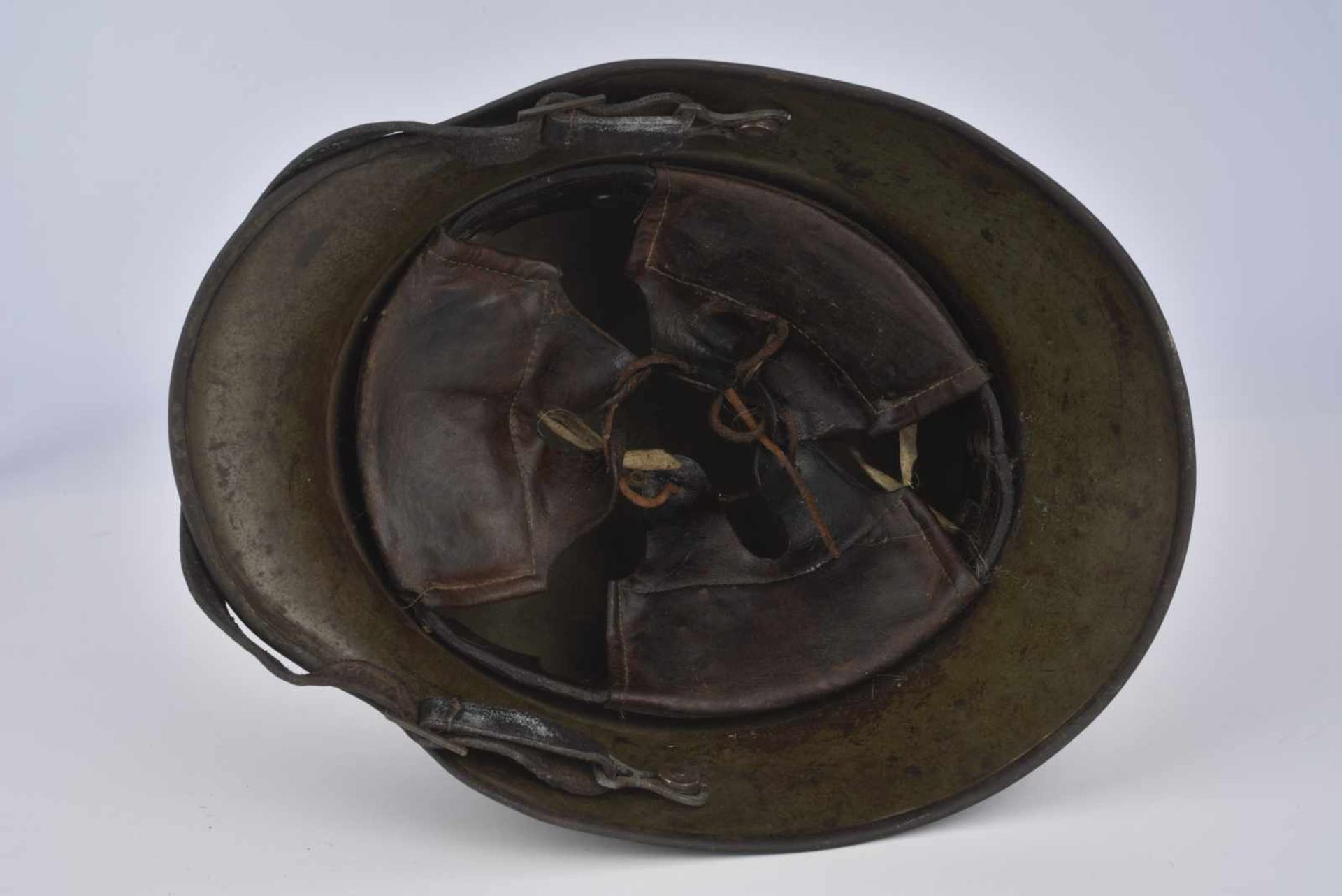 Casque d'acier Stahlhelm Mle16 avec intérieur, modèle camouflé postérieurement. Jugulaire copie. - Image 2 of 4