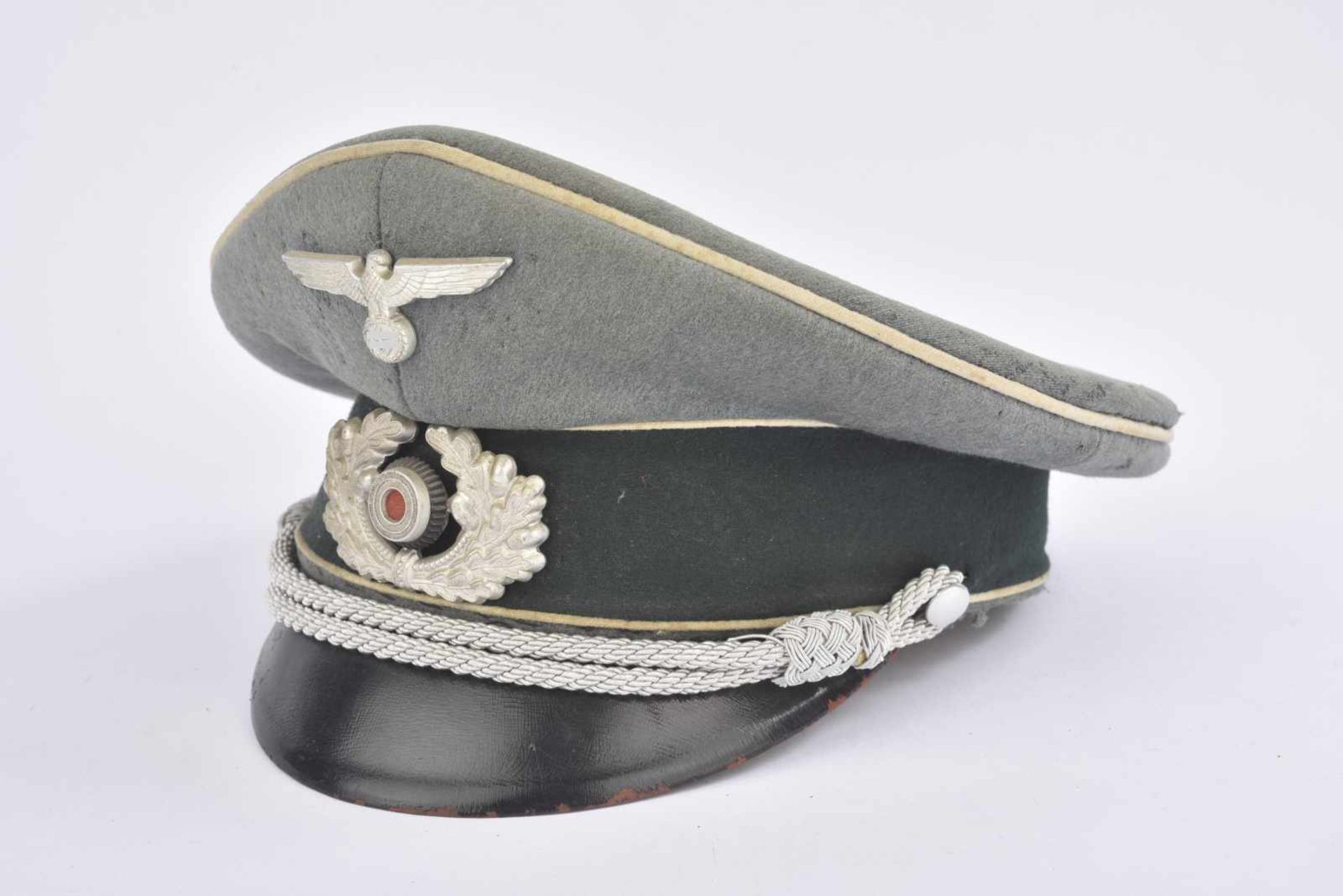 Casquette d'officier de la Heer En drap Feldgrau, triple liseré blanc de l'infanterie. Insignes