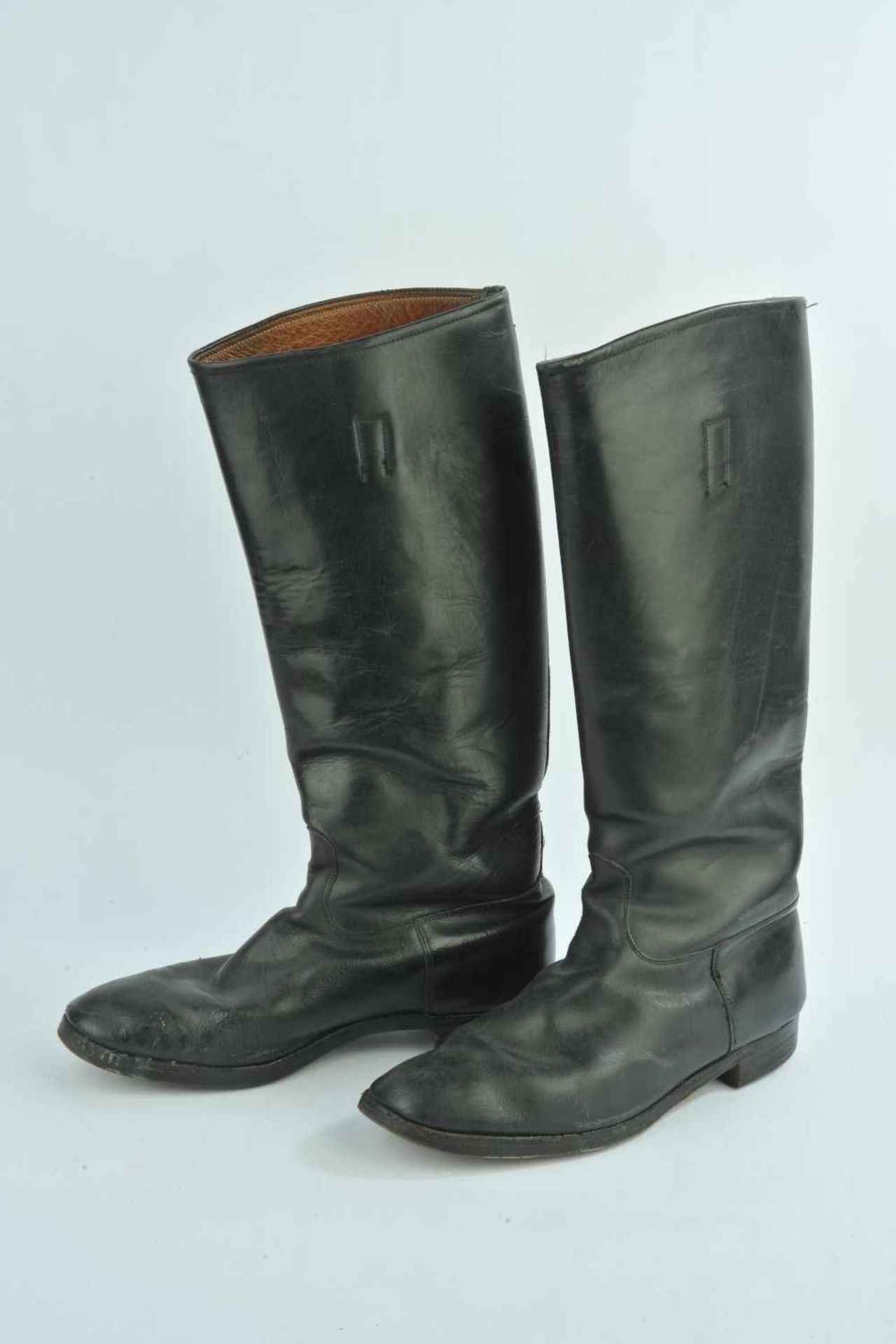 Paire de bottes nominative dofficier allemand En cuir noir, tiges hautes, semelles de fabrication «