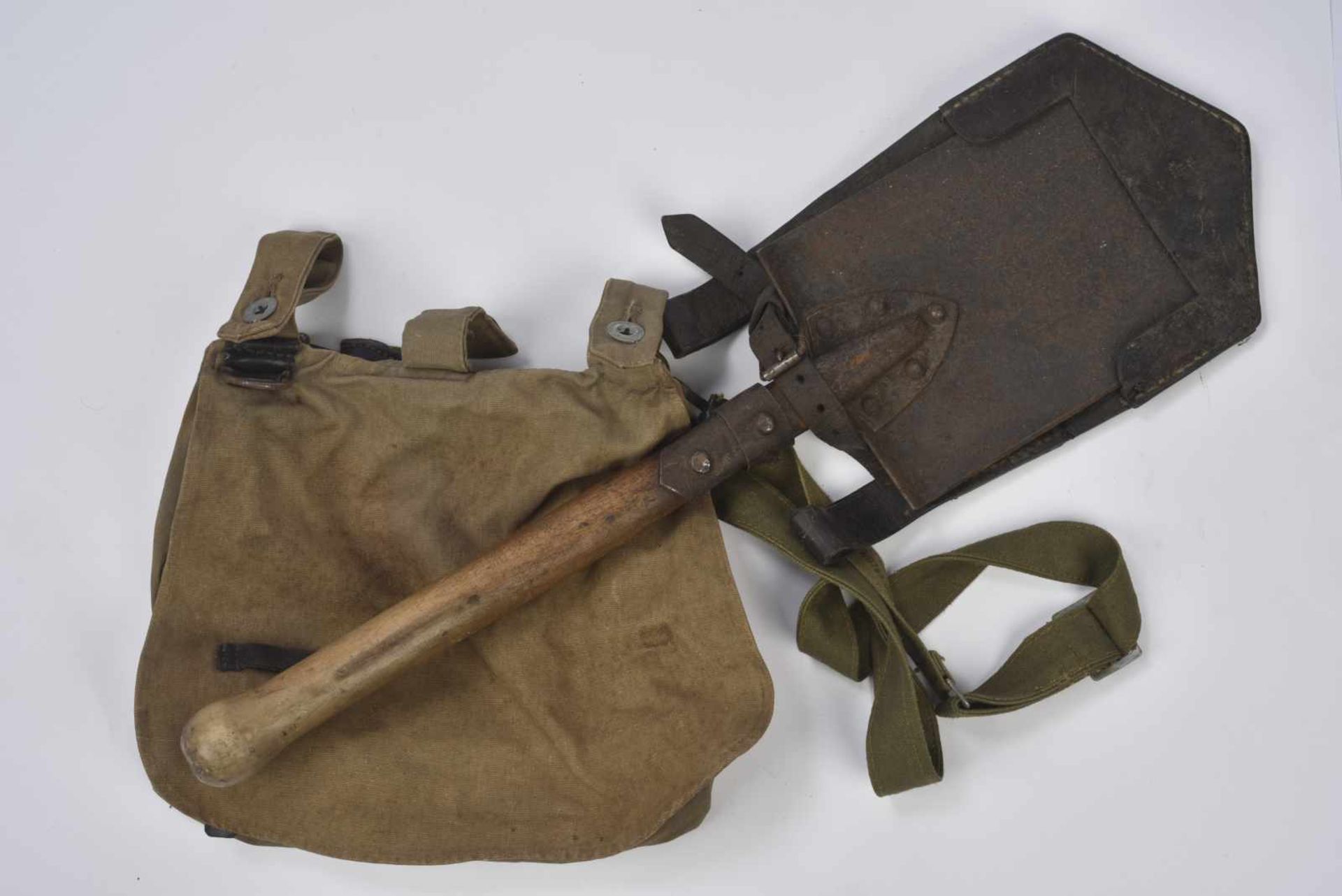 Equipements allemands Un sac à pain et une pelle individuelle avec sa protection en cuir. Etat II