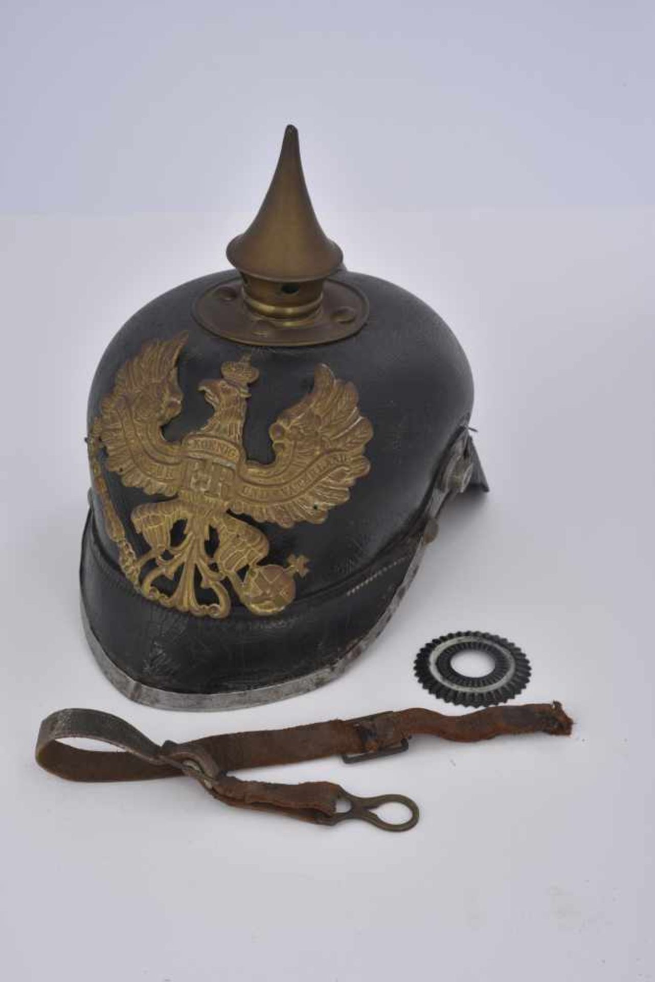 Casque à pointe de l'Infanterie Prussienne modèle 1895, avec ses bonnes cocardes, accident à la