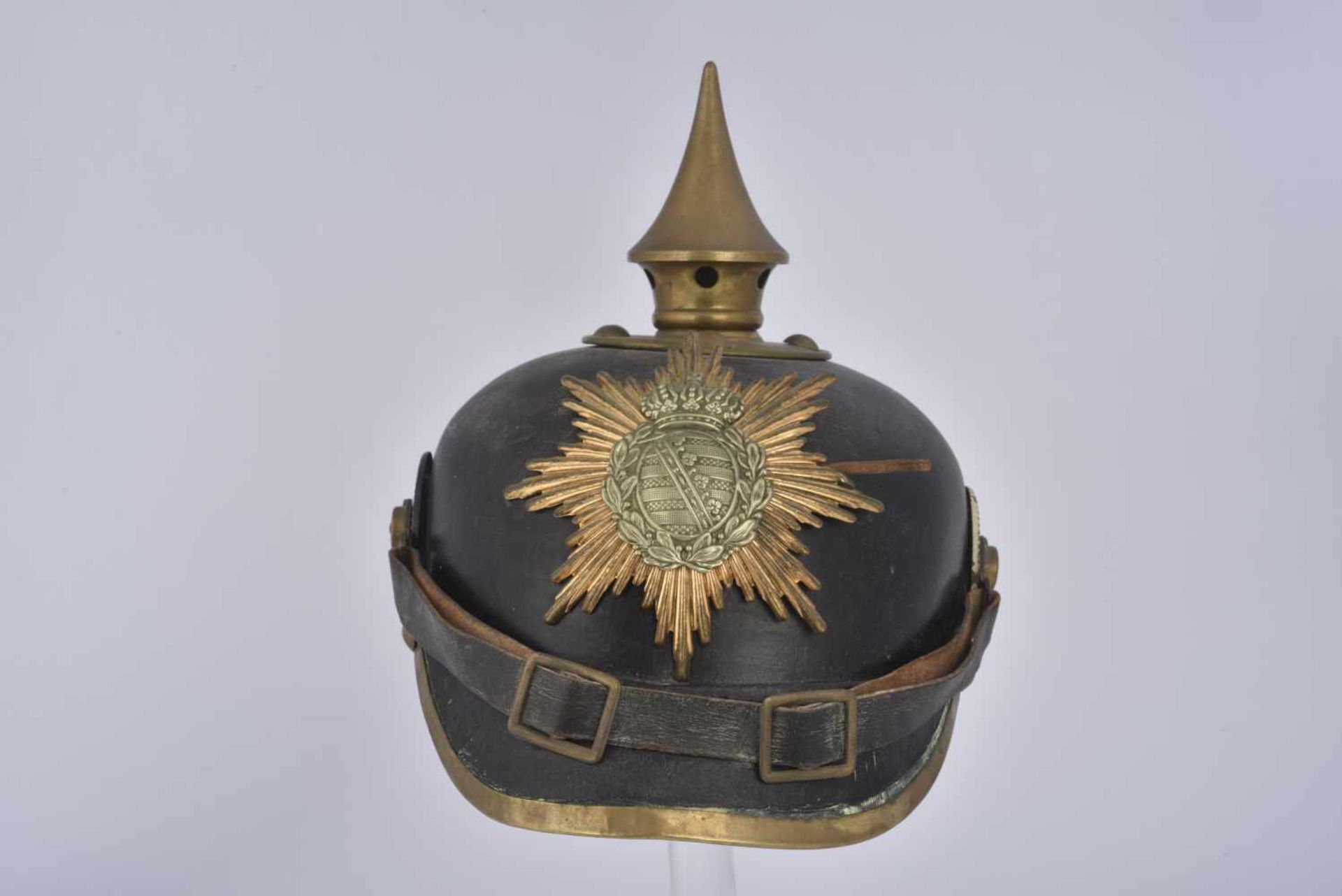 Casque dinfanterie troupe saxon modèle 1895. Bonne bombe en cuir non repercée, avec cerclage de