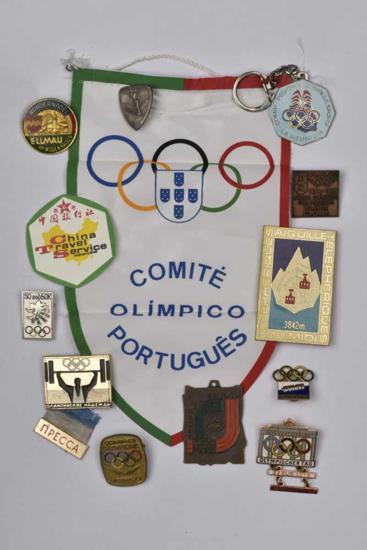 Ensemble de badges des différentes réunion du comité olympique Douze insignes et porte clés
