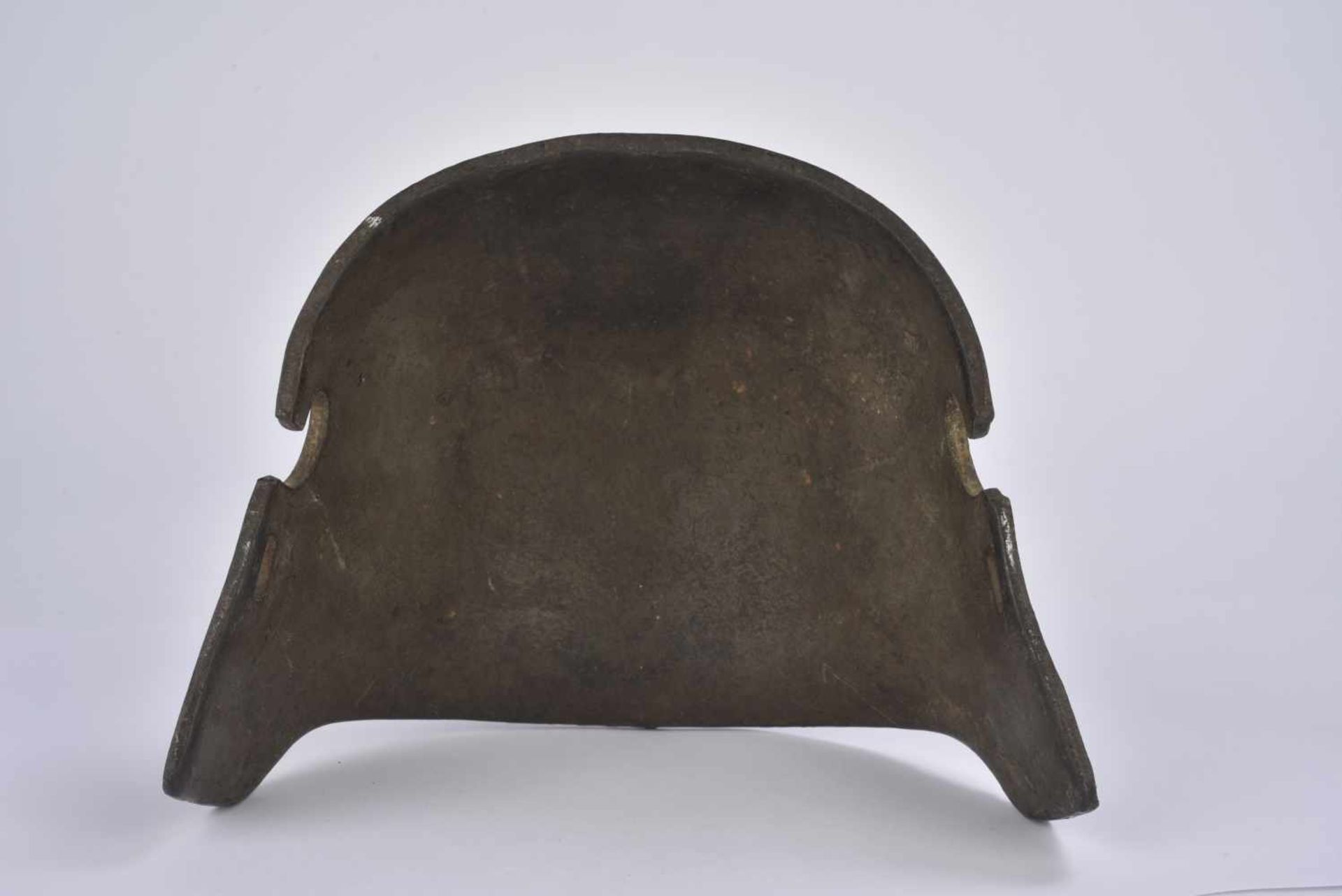 Plaque de blindage Stahlhelm modèle 1916.Plaque d'acier avec restant de peinture feldgrau. Marquages - Bild 4 aus 4