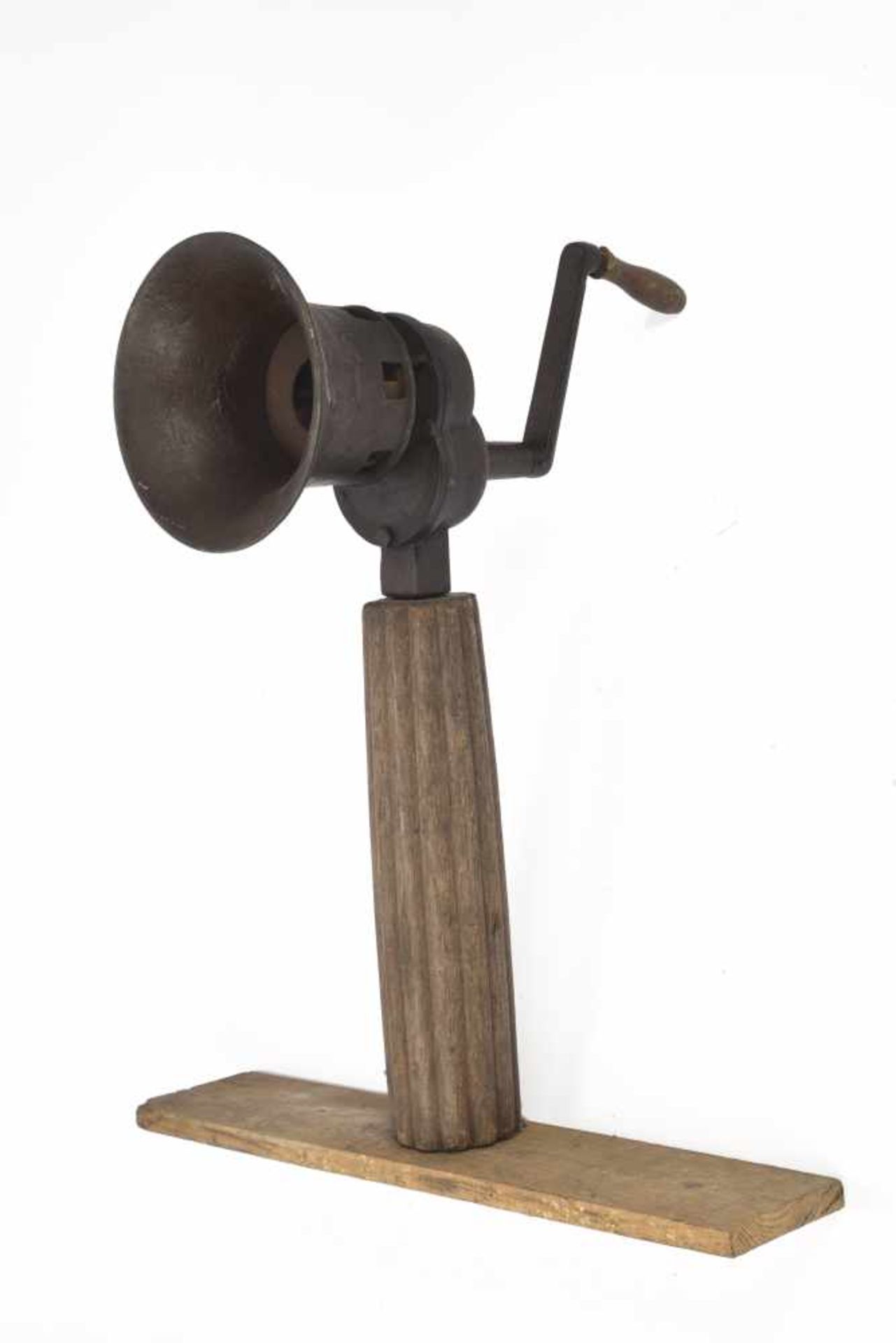 Rare sirène d'alarme allemande de tranchée montée sur un support en bois. II