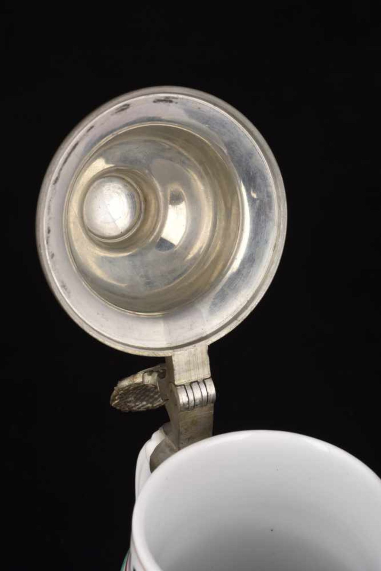 Chope de réserviste de Chasseurs de Freiberg Chope en porcelaine d'un demi-litre attribuée à : 1 - Image 4 of 4