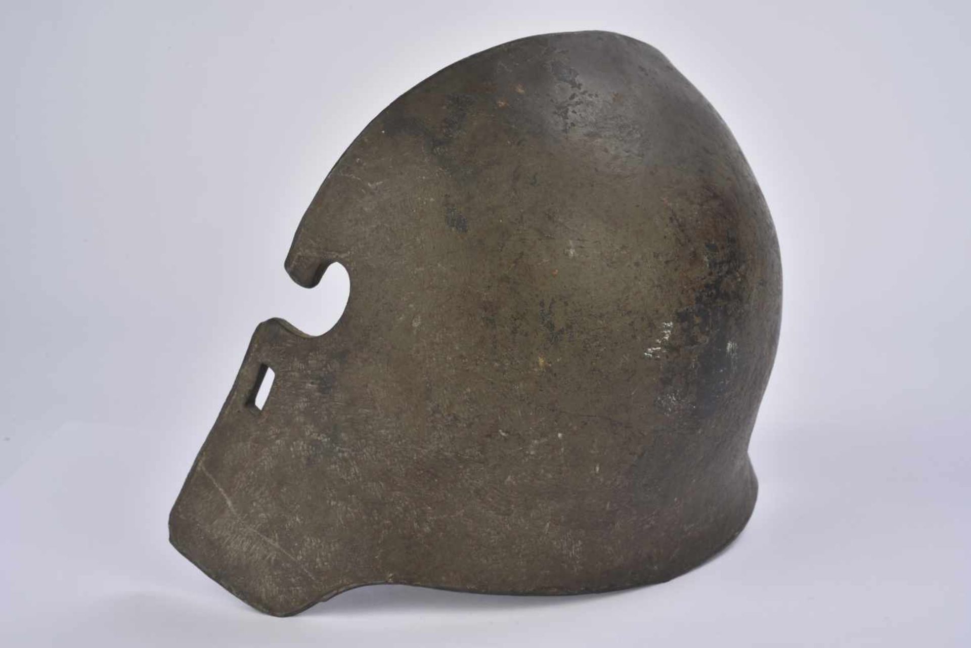 Plaque de blindage Stahlhelm modèle 1916.Plaque d'acier avec restant de peinture feldgrau. Marquages - Bild 2 aus 4