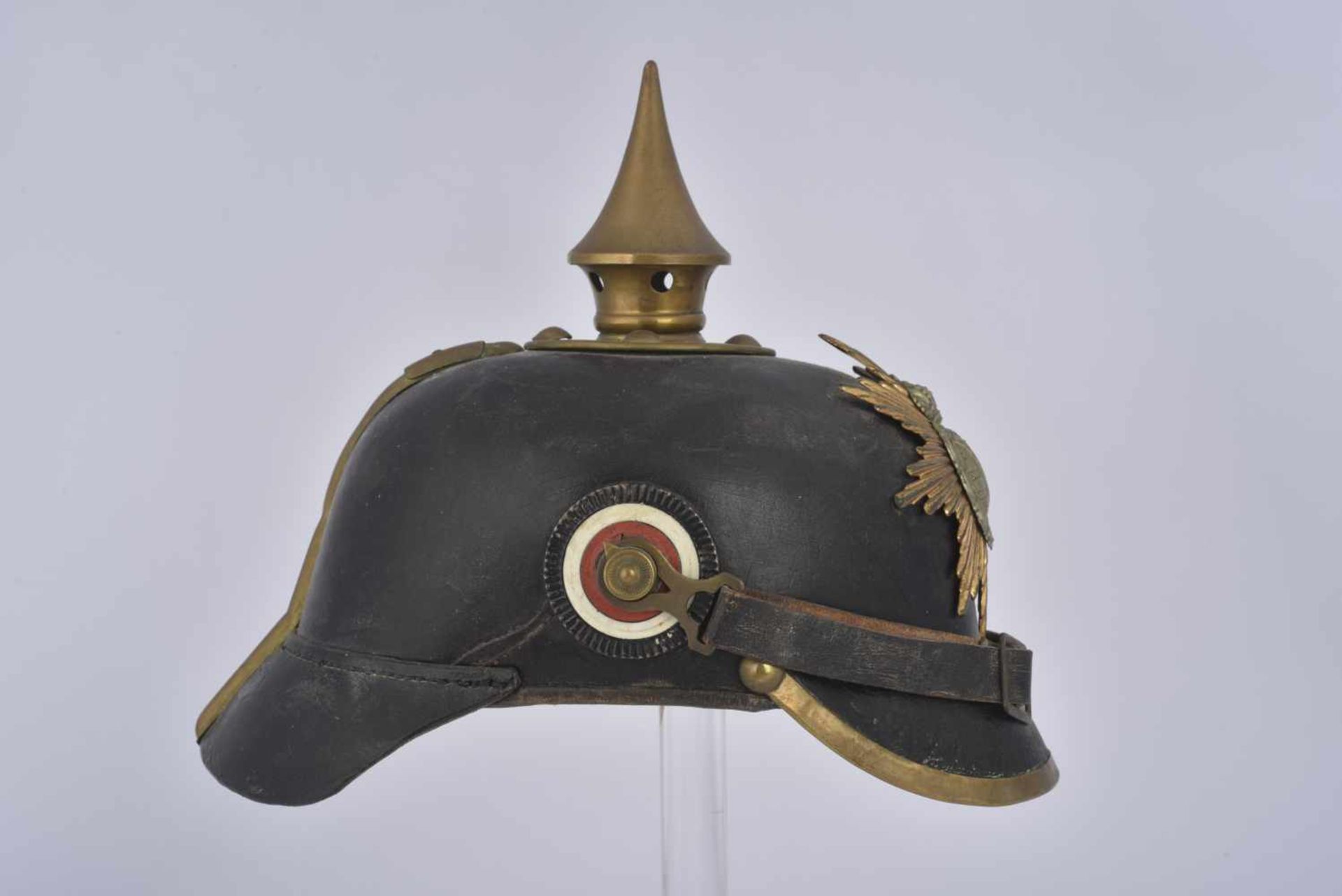 Casque dinfanterie troupe saxon modèle 1895. Bonne bombe en cuir non repercée, avec cerclage de - Bild 2 aus 4