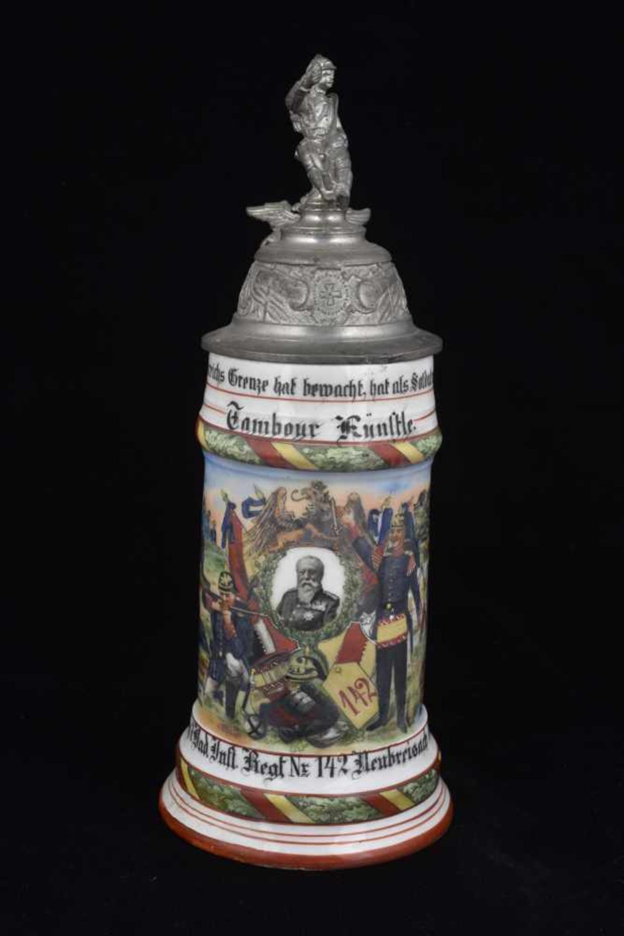 Chope de réserviste de l'Infanterie. Chope en porcelaine d'un demi-litre attribuée à un tambour