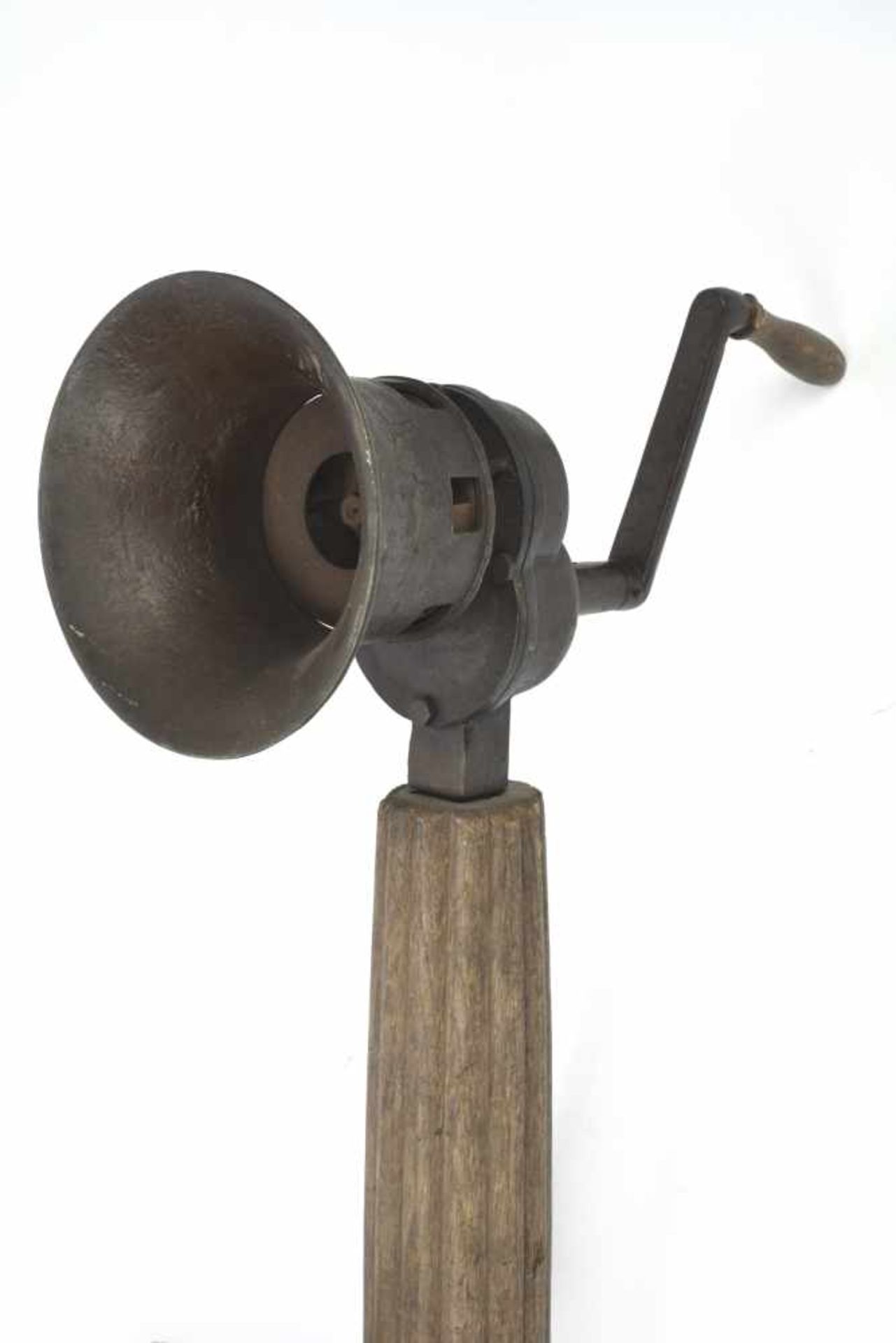 Rare sirène d'alarme allemande de tranchée montée sur un support en bois. II - Bild 2 aus 2